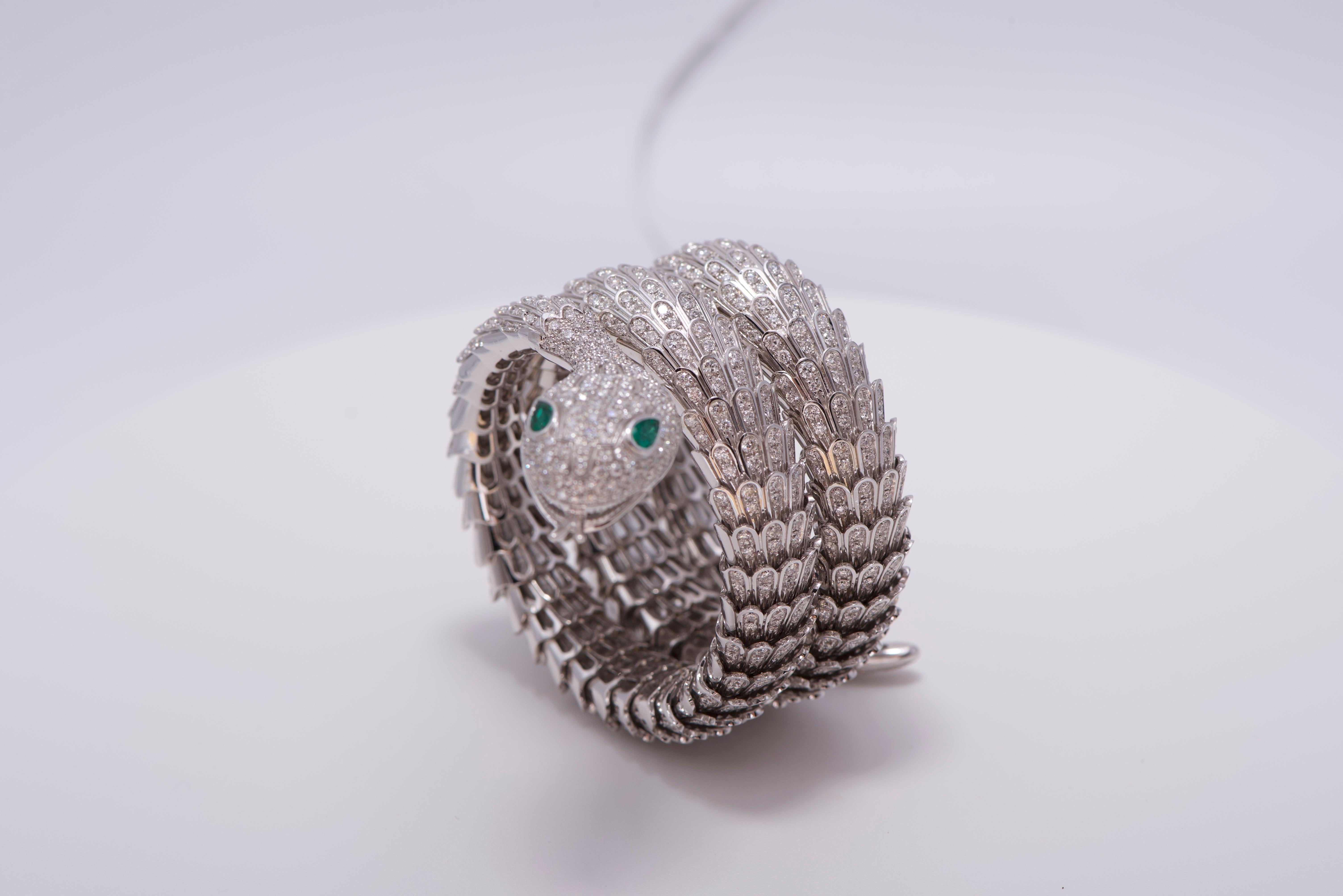 Bracelet serpent en or blanc 18k, diamants et émeraudes Neuf - En vente à Huntington, NY