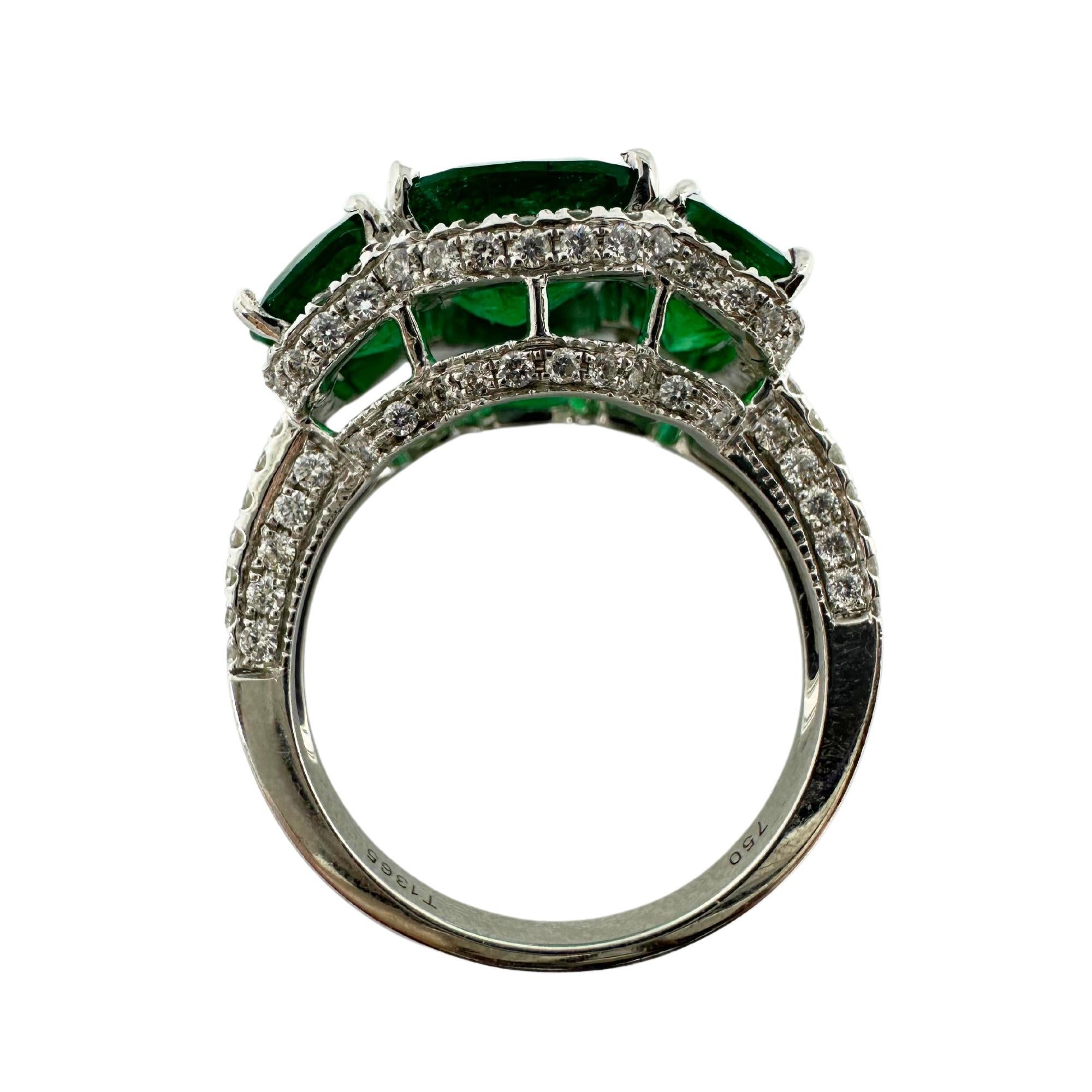 Bague à trois pierres en or blanc 18K, diamant et émeraude en vente 5