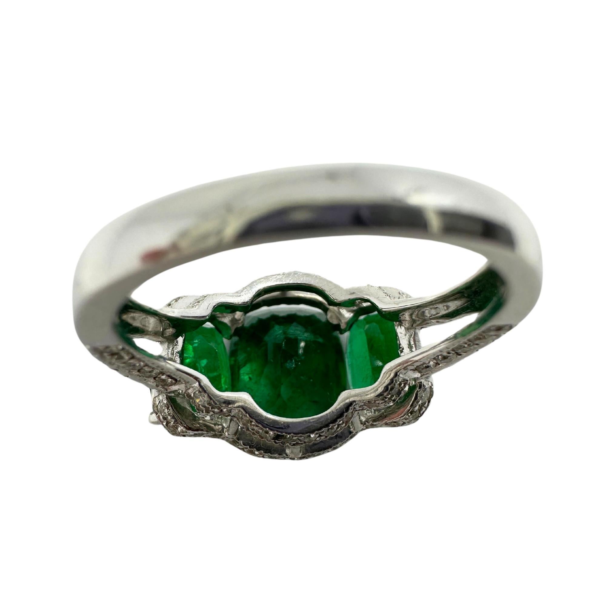 Bague à trois pierres en or blanc 18K, diamant et émeraude en vente 6
