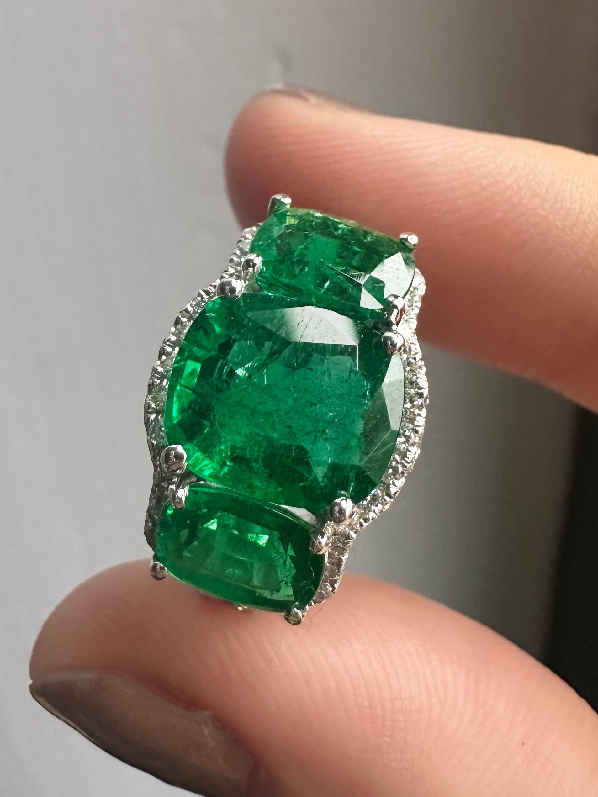 Whiting, notre bague à trois pierres en or blanc 18 carats, ornée de diamants et d'émeraudes. Fabriqué en or blanc et orné de 0,80 carats de diamants étincelants et d'un total de 5,05 carats d'émeraudes. Avec une taille de bague de 6,75 et un poids