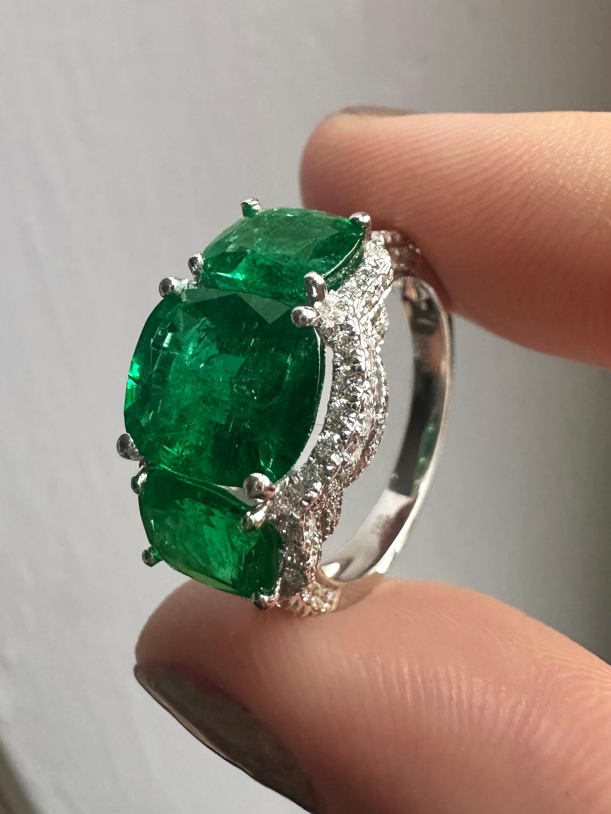 Taille ronde Bague à trois pierres en or blanc 18K, diamant et émeraude en vente