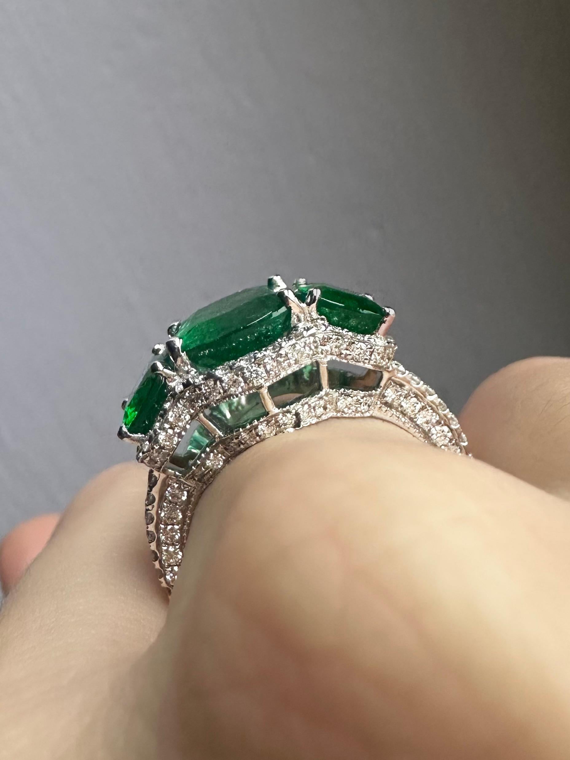 Bague à trois pierres en or blanc 18K, diamant et émeraude Pour femmes en vente