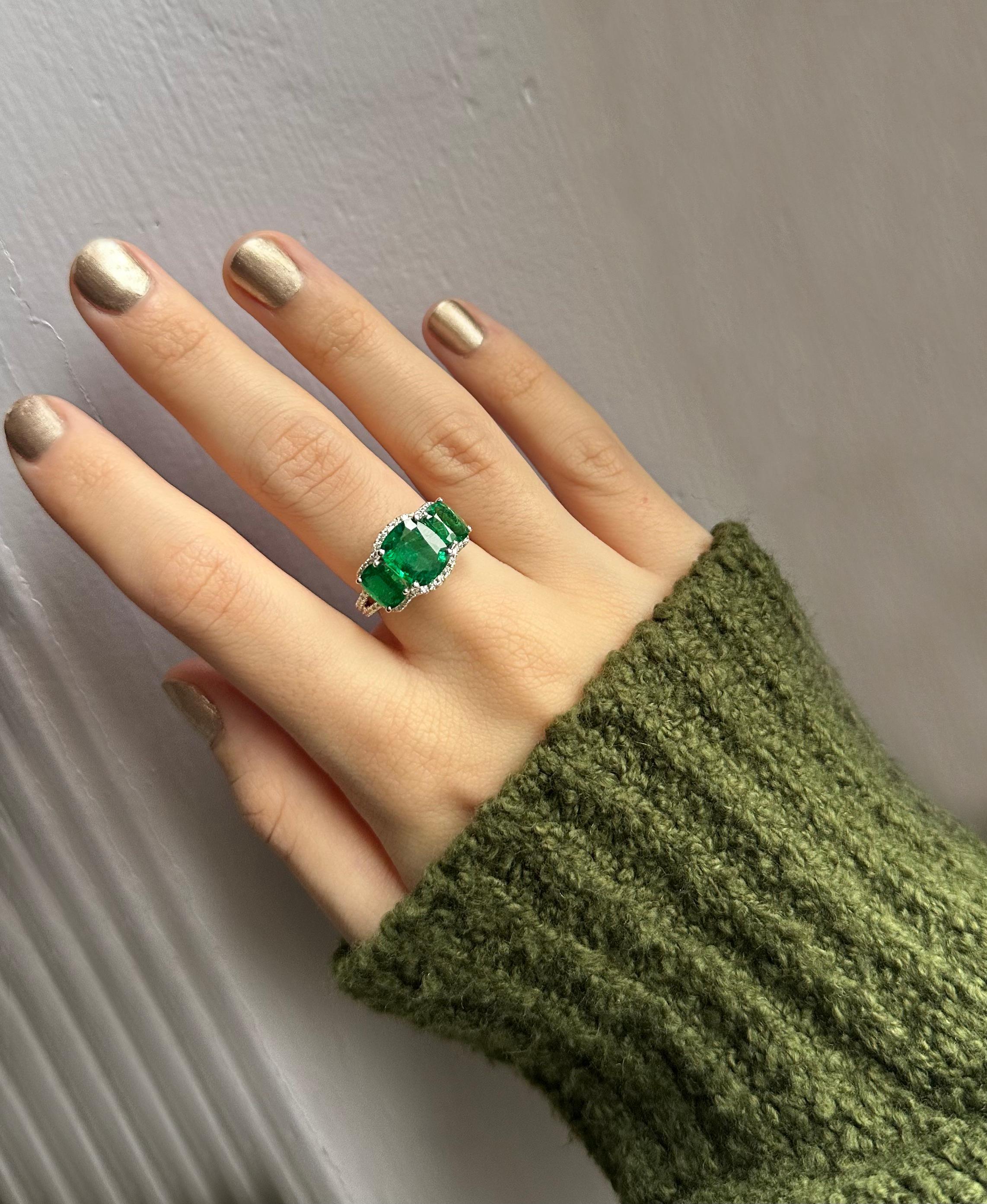 Bague à trois pierres en or blanc 18K, diamant et émeraude en vente 1