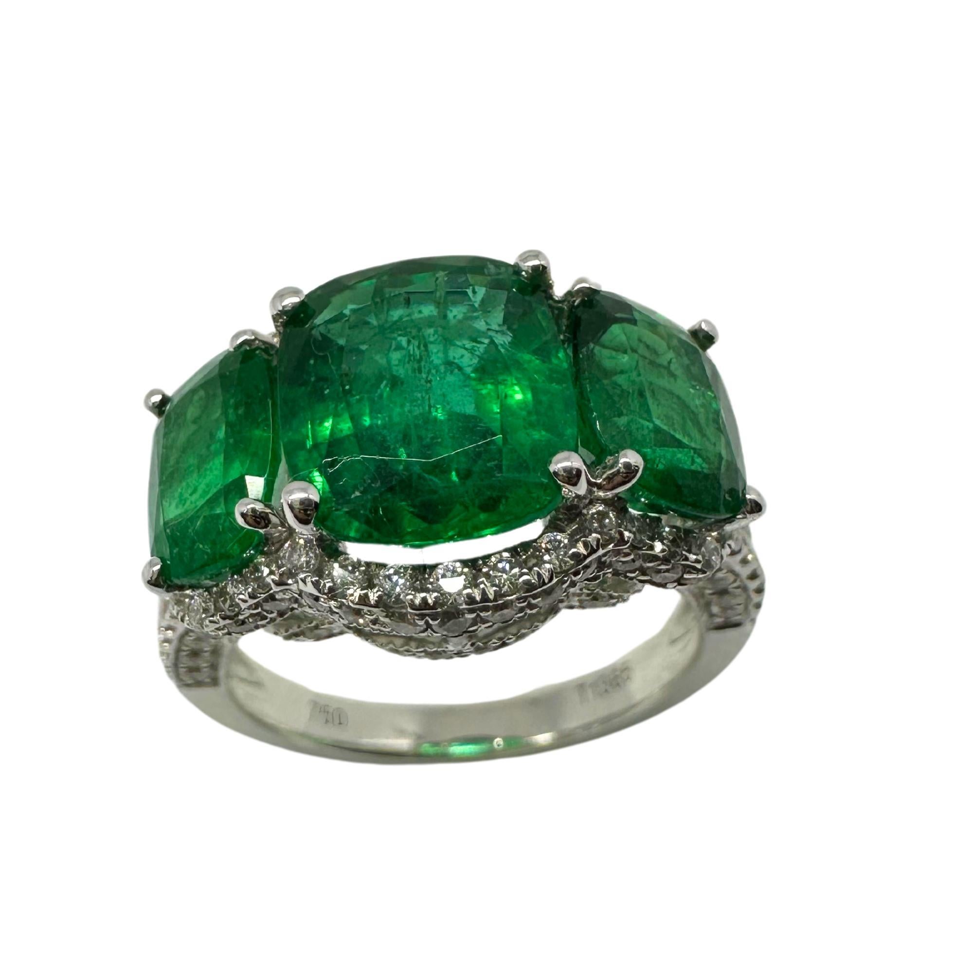Bague à trois pierres en or blanc 18K, diamant et émeraude en vente 2