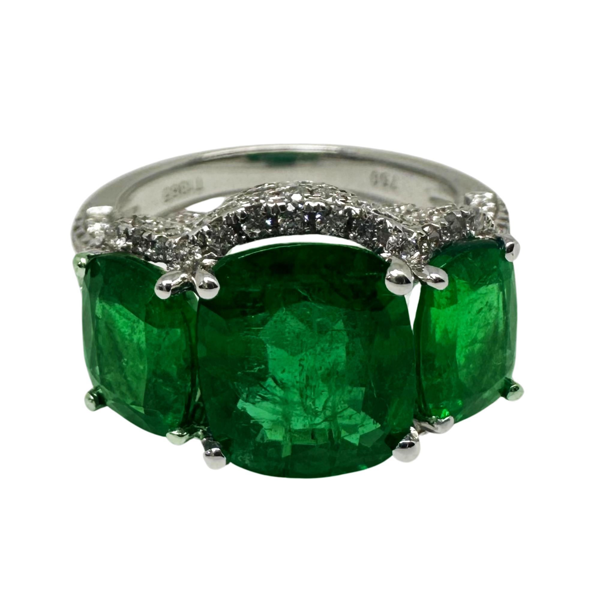Bague à trois pierres en or blanc 18K, diamant et émeraude en vente 3