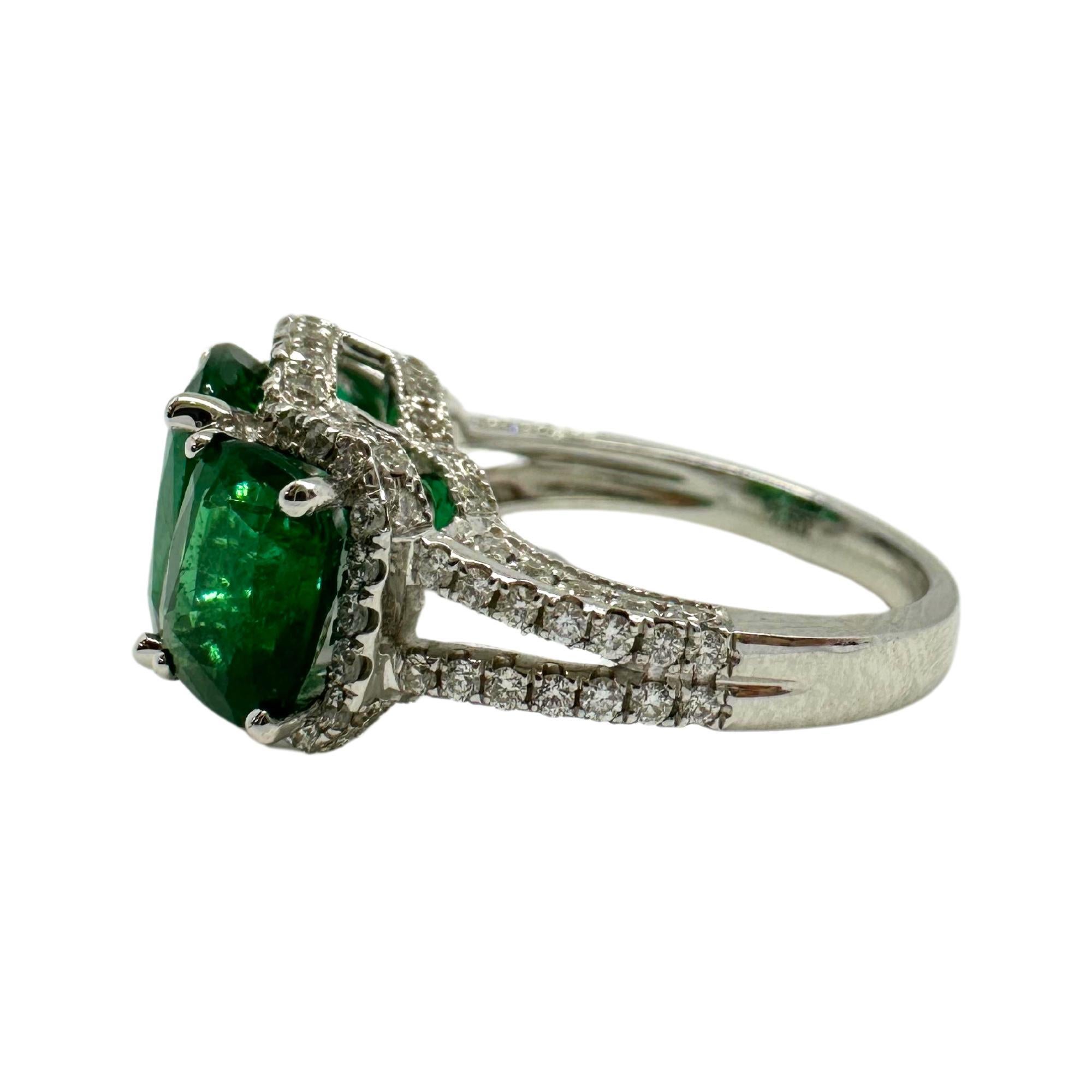 Bague à trois pierres en or blanc 18K, diamant et émeraude en vente 4