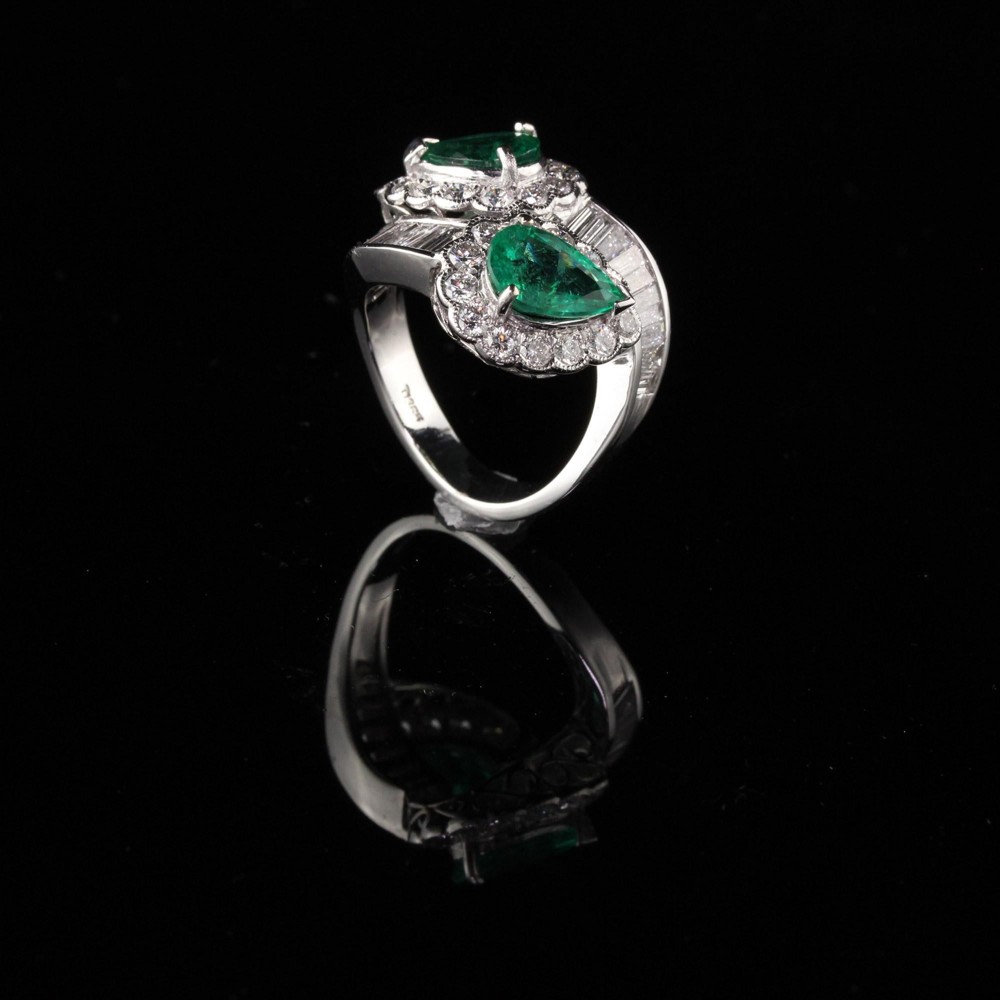 18 Karat White Gold Diamond and Emerald Toi Et Moi Ring In Good Condition In Great Neck, NY