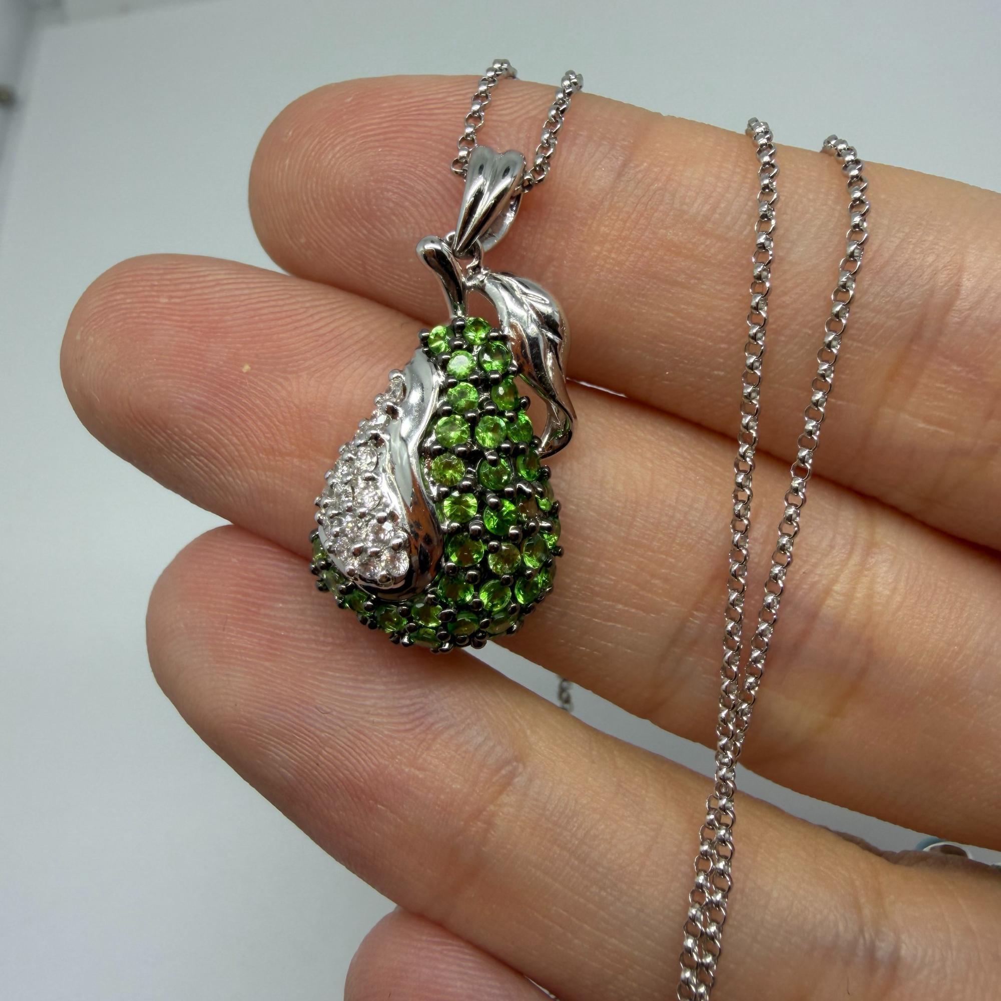 Collana con ciondolo a forma di mela con diamante e granato verde in oro bianco 18K in vendita 5
