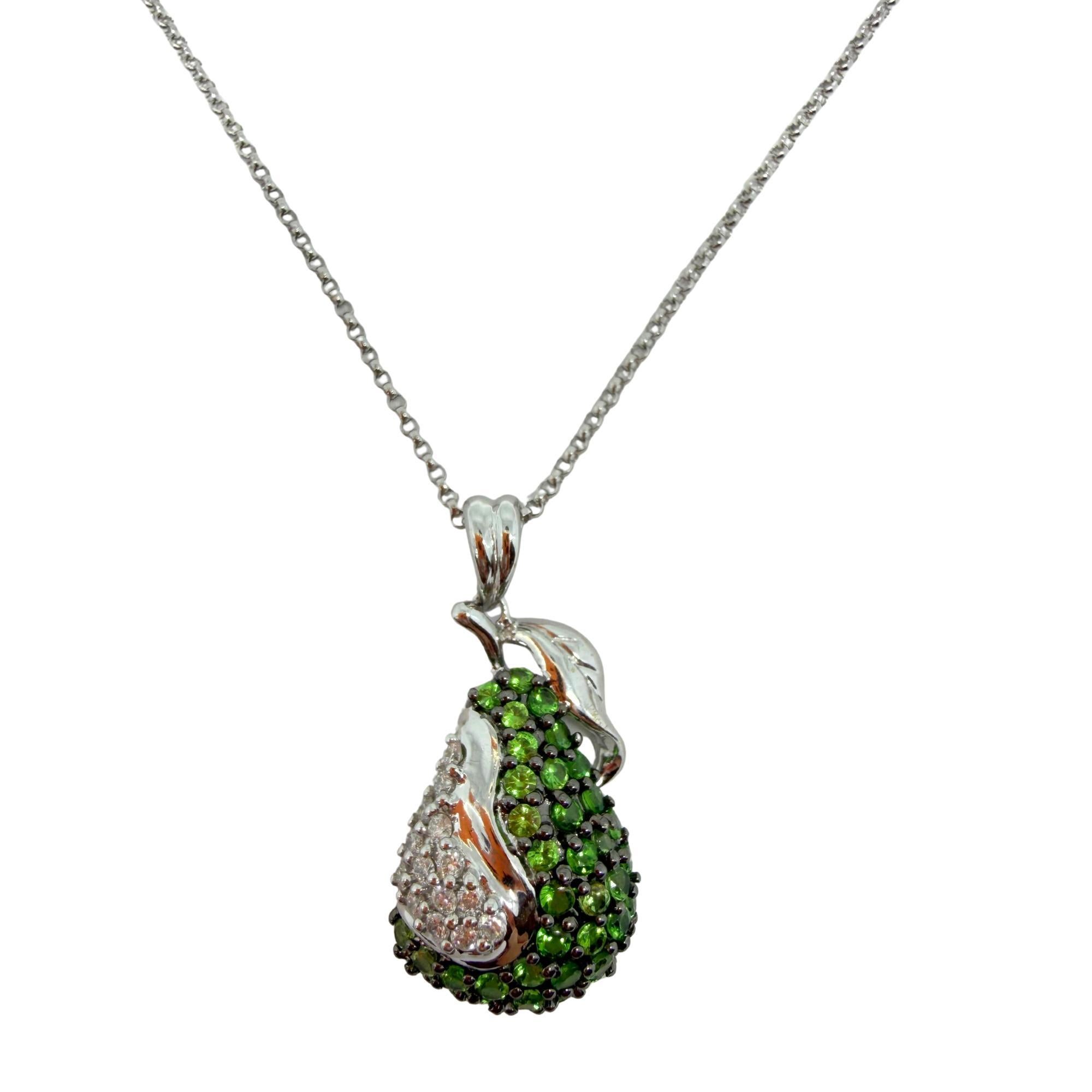 Collana con ciondolo a forma di mela con diamante e granato verde in oro bianco 18K In condizioni ottime in vendita a New York, NY