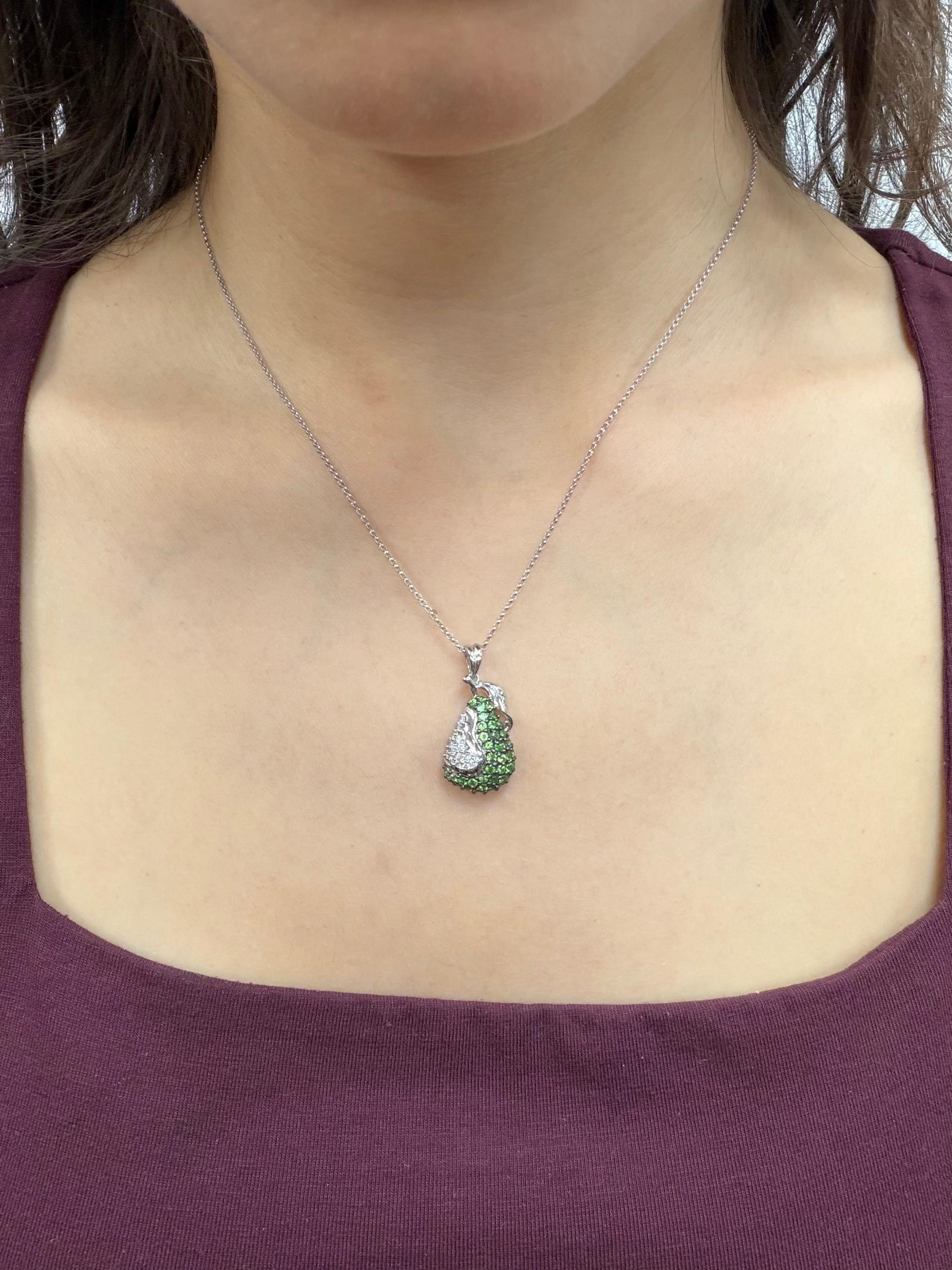 Collana con ciondolo a forma di mela con diamante e granato verde in oro bianco 18K in vendita 1