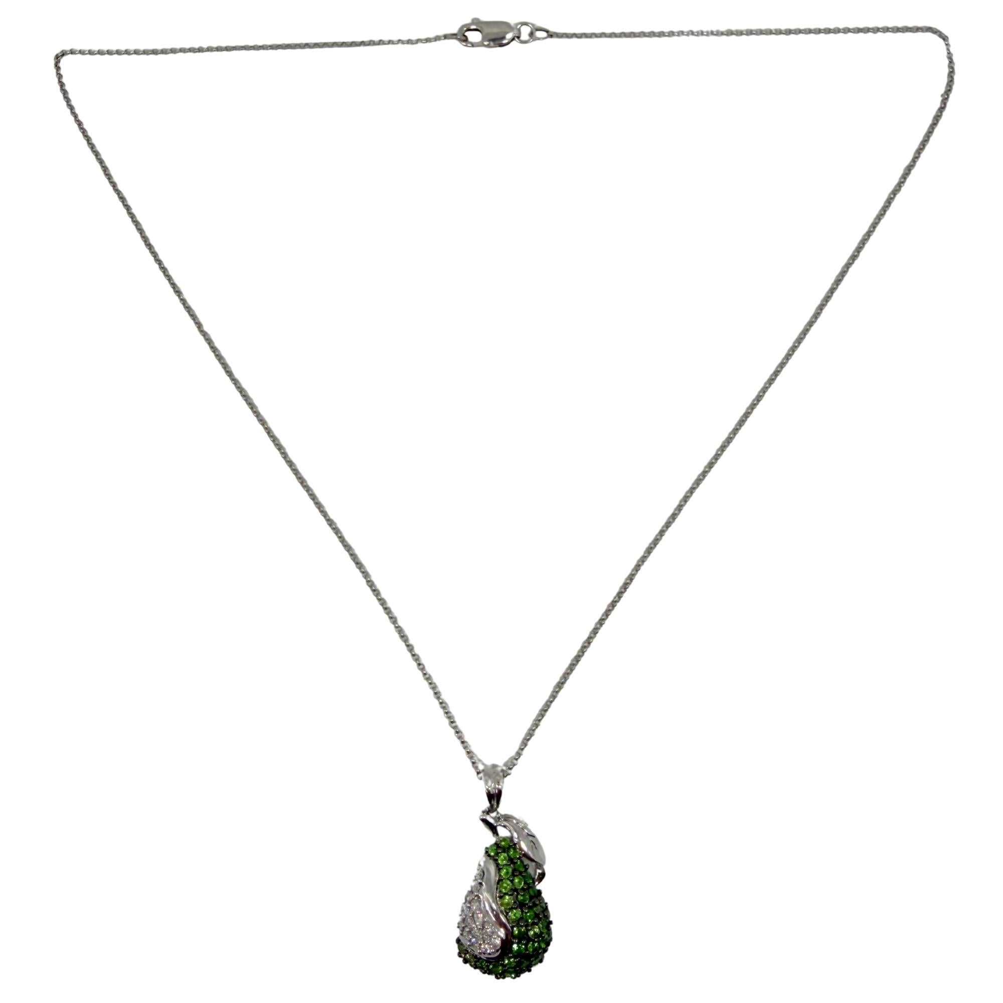 Collana con ciondolo a forma di mela con diamante e granato verde in oro bianco 18K in vendita 2