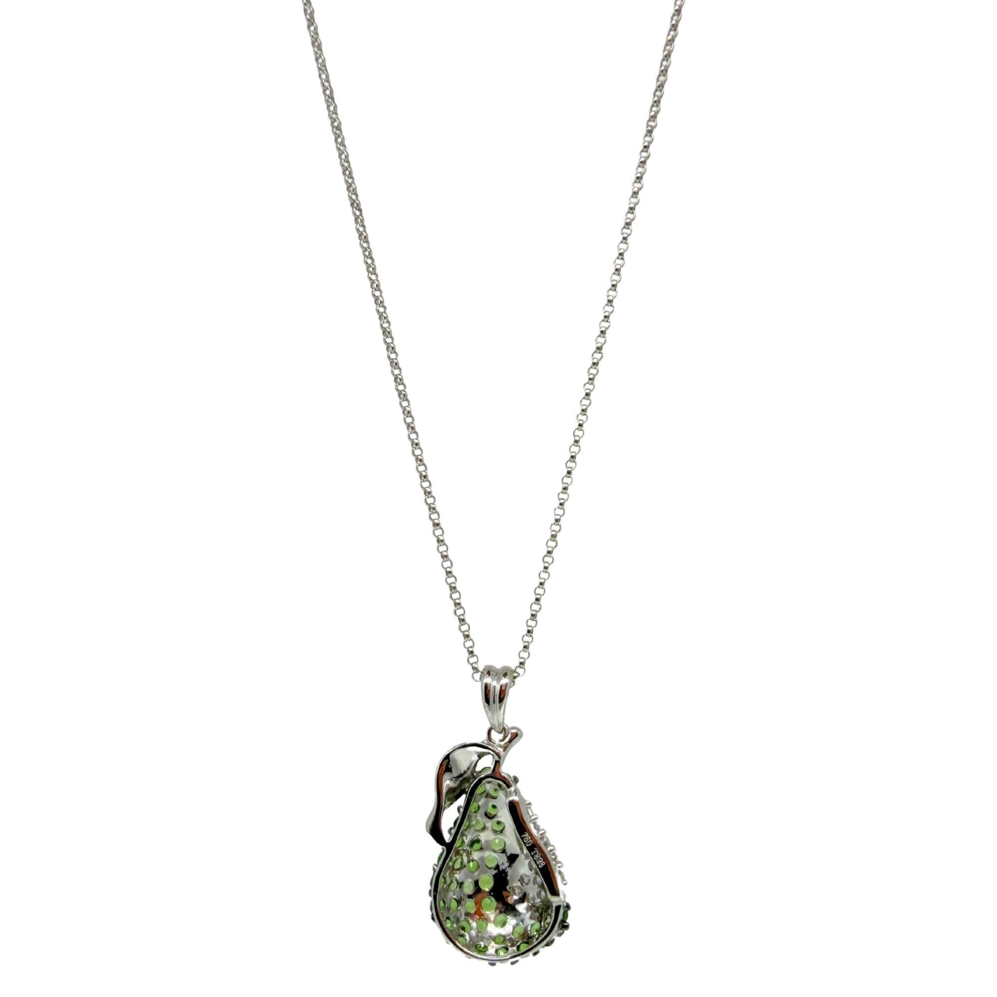 Collana con ciondolo a forma di mela con diamante e granato verde in oro bianco 18K in vendita 3