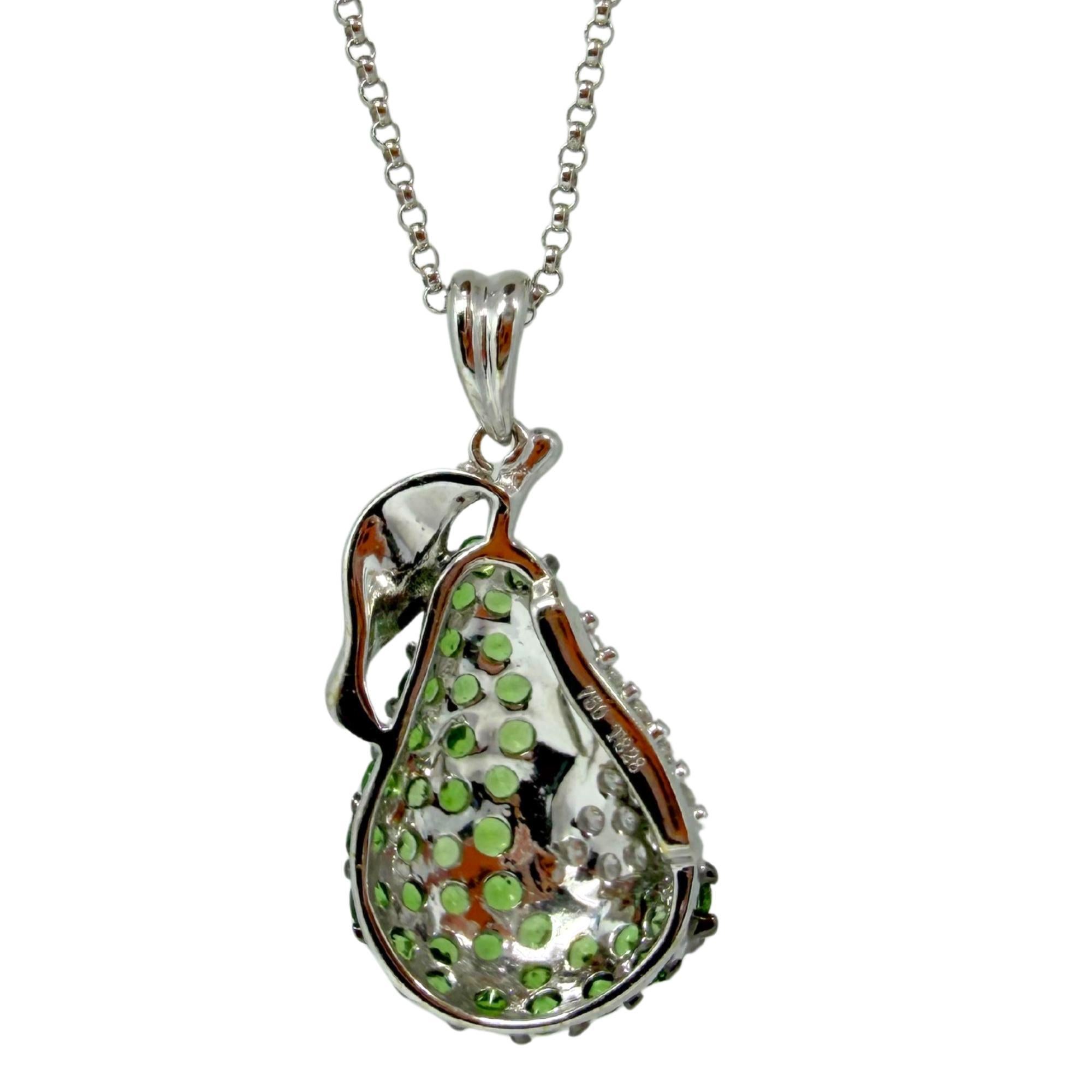 Collana con ciondolo a forma di mela con diamante e granato verde in oro bianco 18K in vendita 4