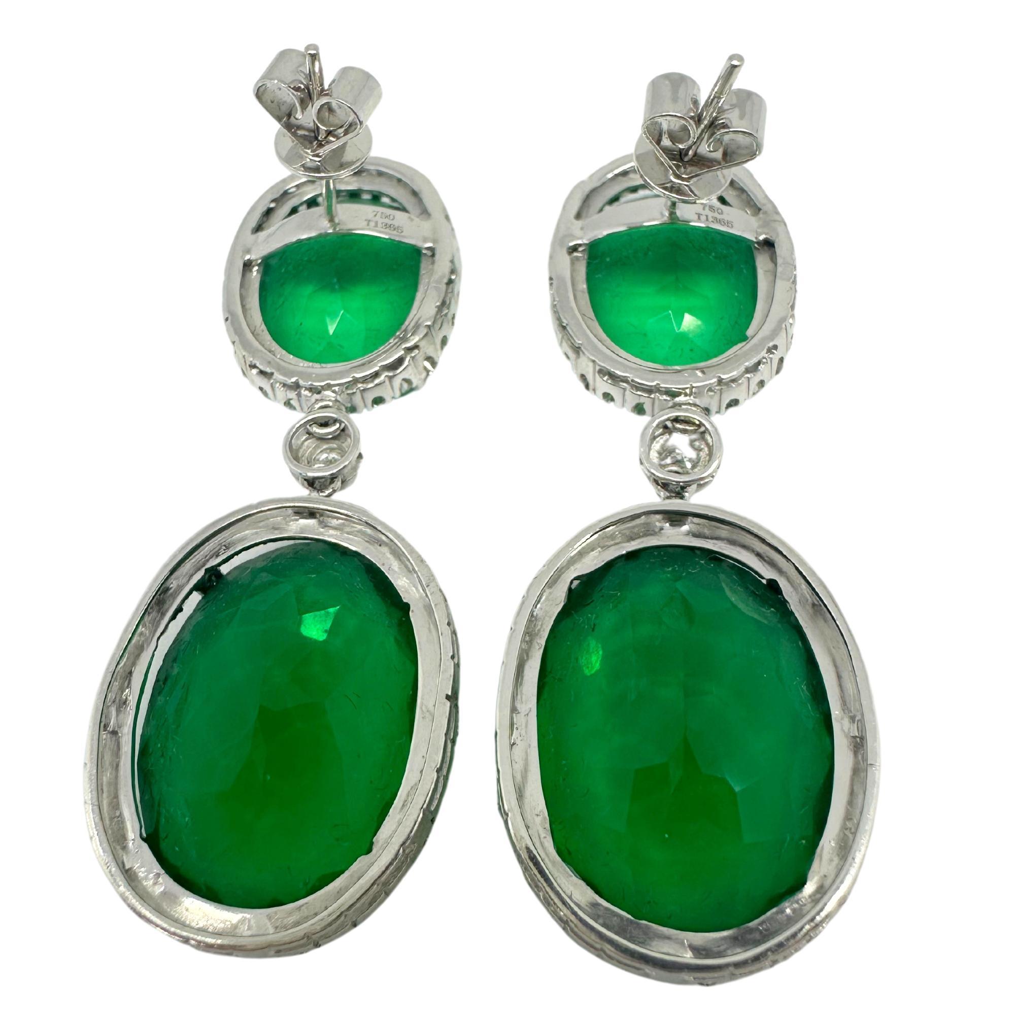 Orecchini a goccia in oro bianco 18 carati con diamanti e quarzo verde
Condit: In buone condizioni, con qualche lieve usura superficiale dovuta all'età.
Lunghezza: 1,90 pollici 
Larghezza: 0,60 pollici
Marcature: 