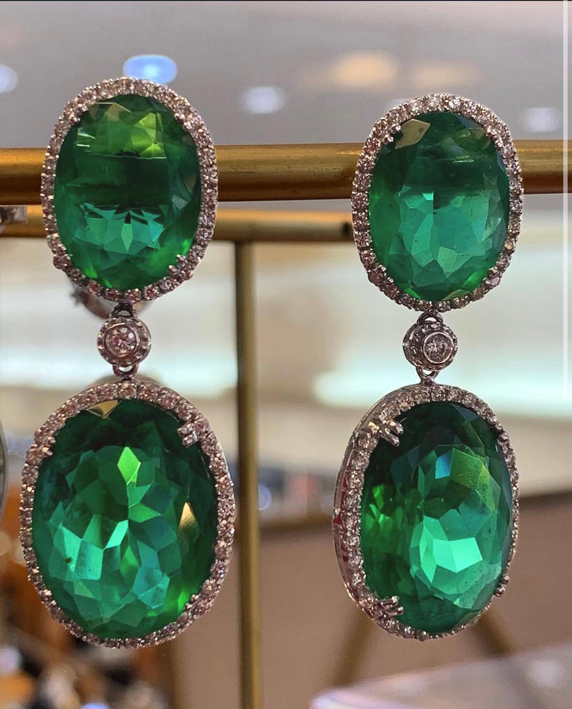 Orecchini a goccia in oro bianco 18 carati con diamanti e quarzo verde in vendita 1
