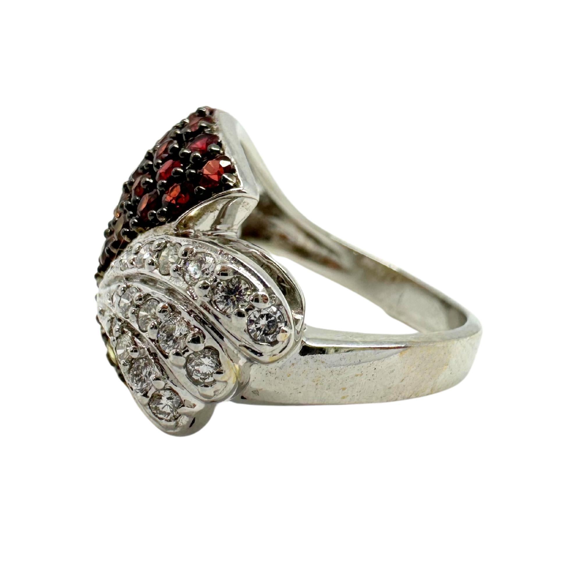 Anello con diamanti e zaffiri multipli in oro bianco 18 carati in vendita 5