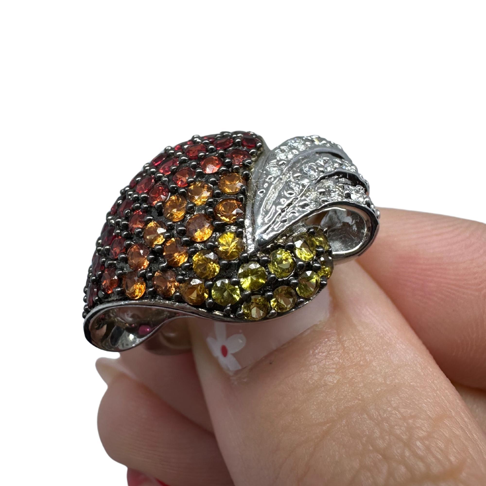 Anello con diamanti e zaffiri multipli in oro bianco 18 carati in vendita 6