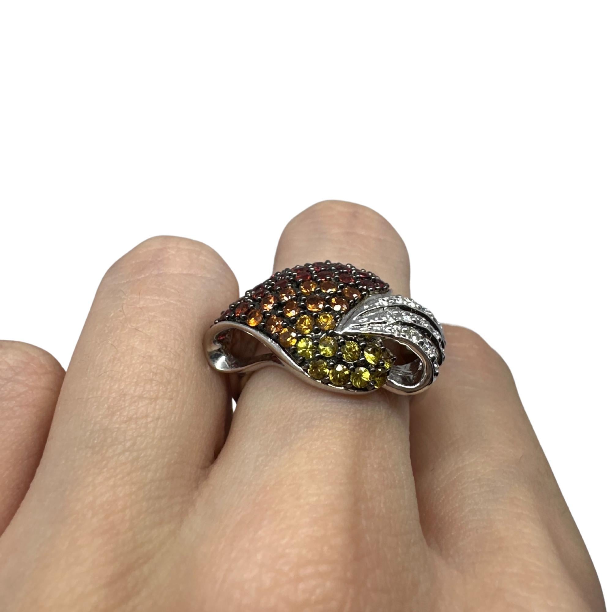 Anello con diamanti e zaffiri multipli in oro bianco 18 carati in vendita 9