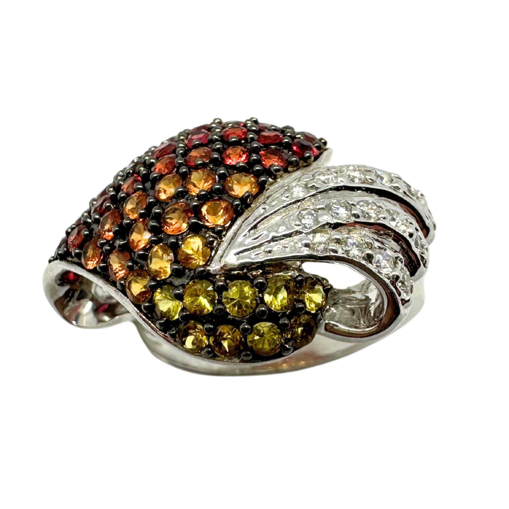 Taglio rotondo Anello con diamanti e zaffiri multipli in oro bianco 18 carati in vendita