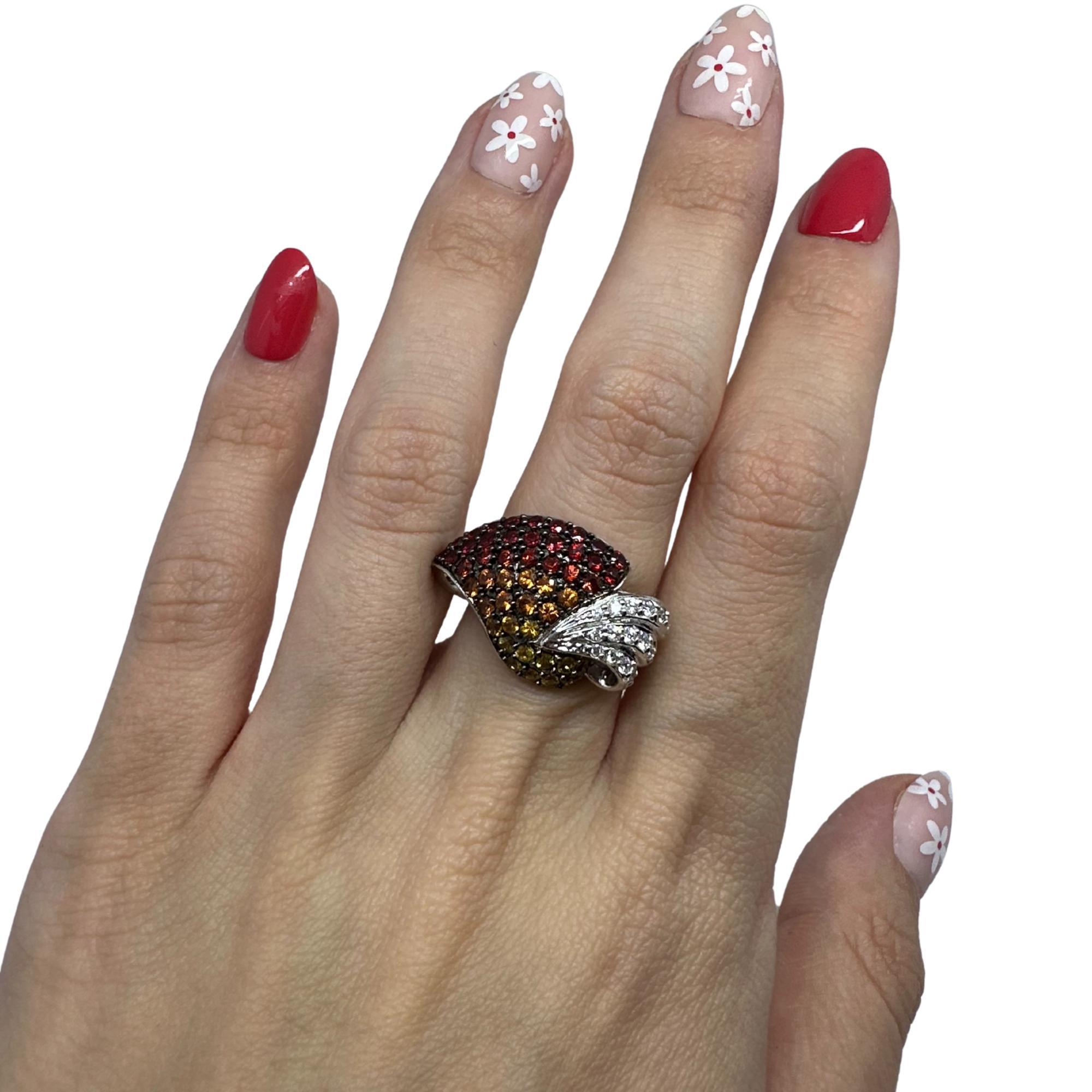Anello con diamanti e zaffiri multipli in oro bianco 18 carati In condizioni buone in vendita a New York, NY