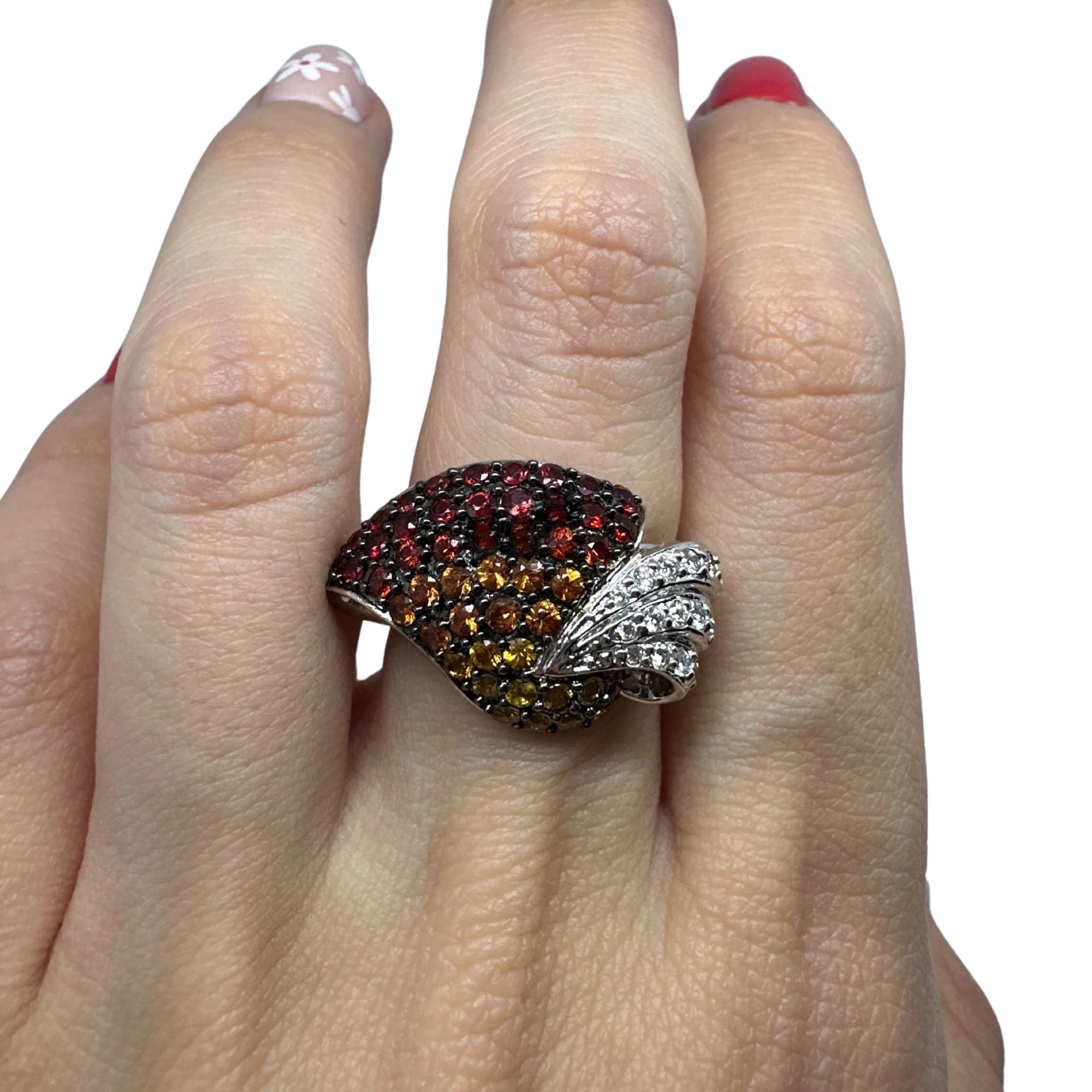 Donna Anello con diamanti e zaffiri multipli in oro bianco 18 carati in vendita
