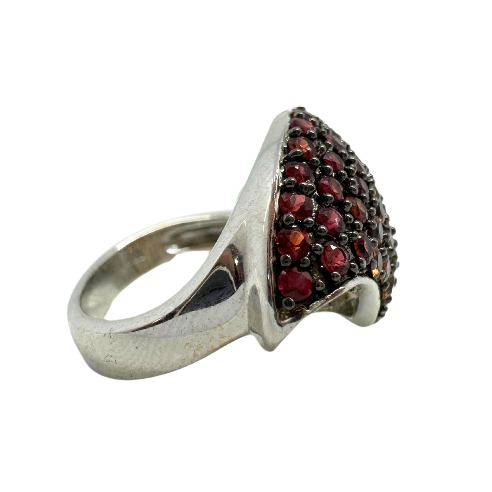 Anello con diamanti e zaffiri multipli in oro bianco 18 carati in vendita 1