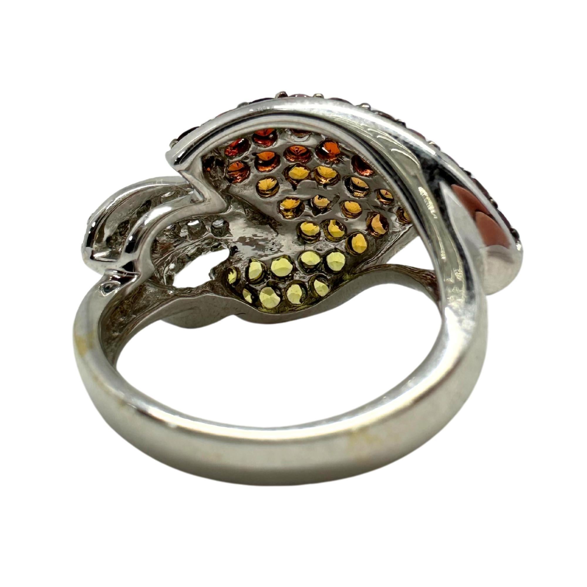 Anello con diamanti e zaffiri multipli in oro bianco 18 carati in vendita 3