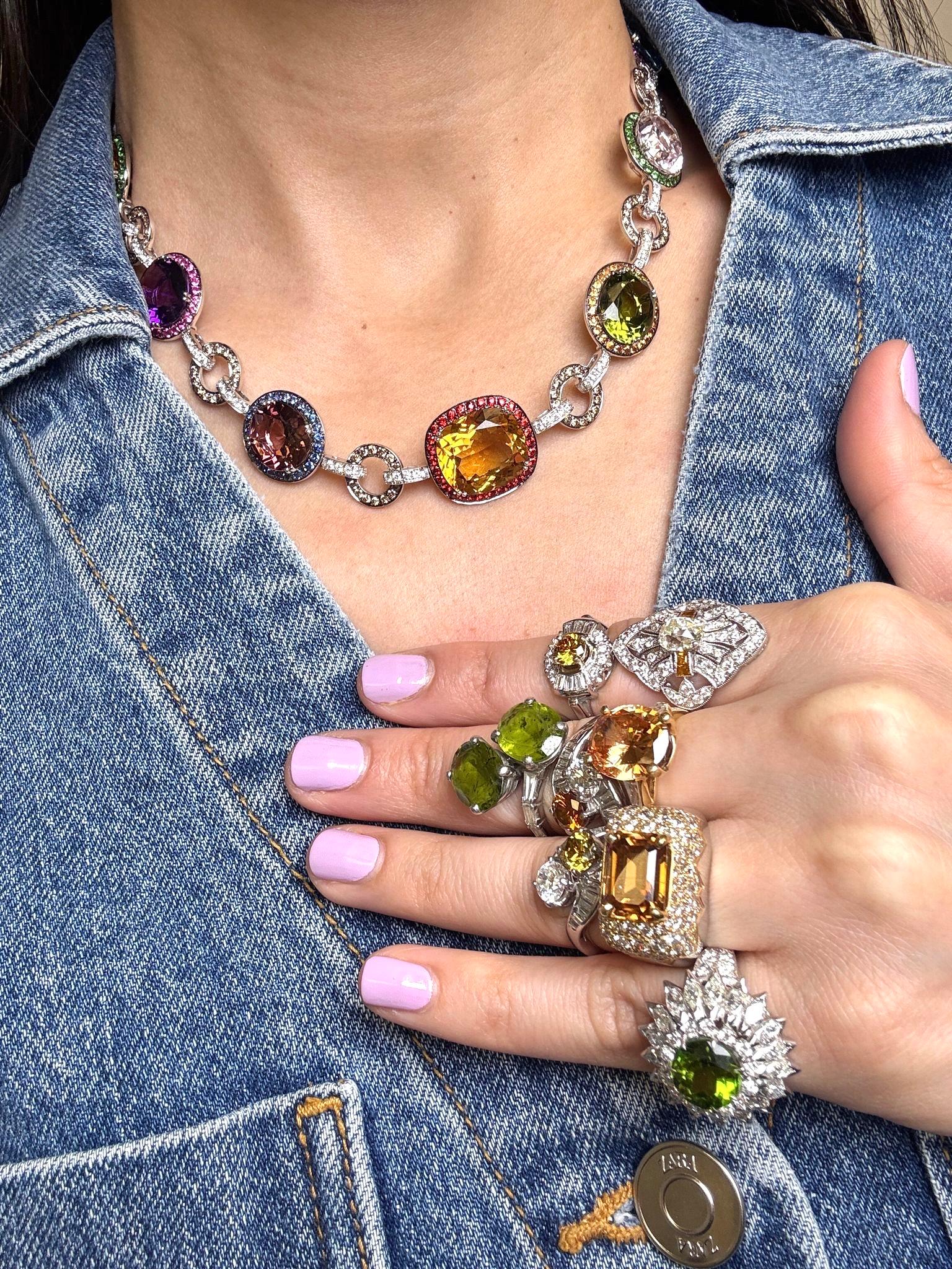 Un deslumbrante collar de oro blanco de 18 quilates engastado con un llamativo conjunto de piedras preciosas multicolores, entre las que se incluyen la vibrante amatista, el citrino dorado, el gélido topacio azul, el vivaz peridoto y mucho más. Cada