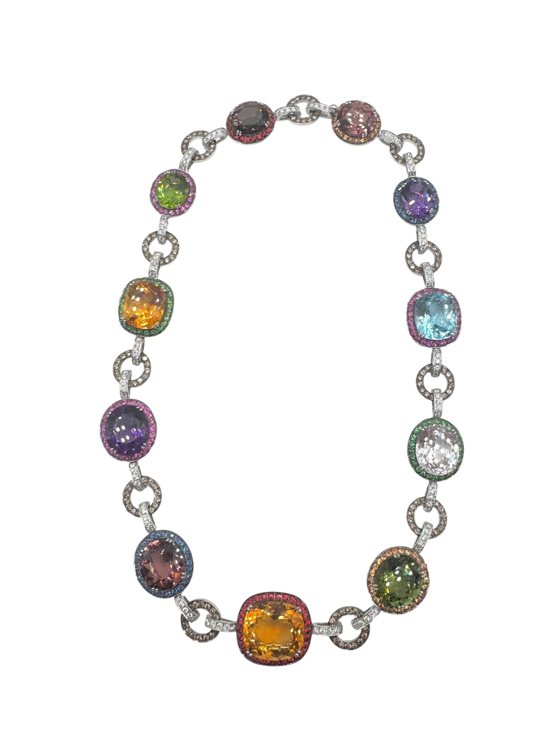Collar de diamantes y multipiedras de oro blanco de 18 quilates en venta 3