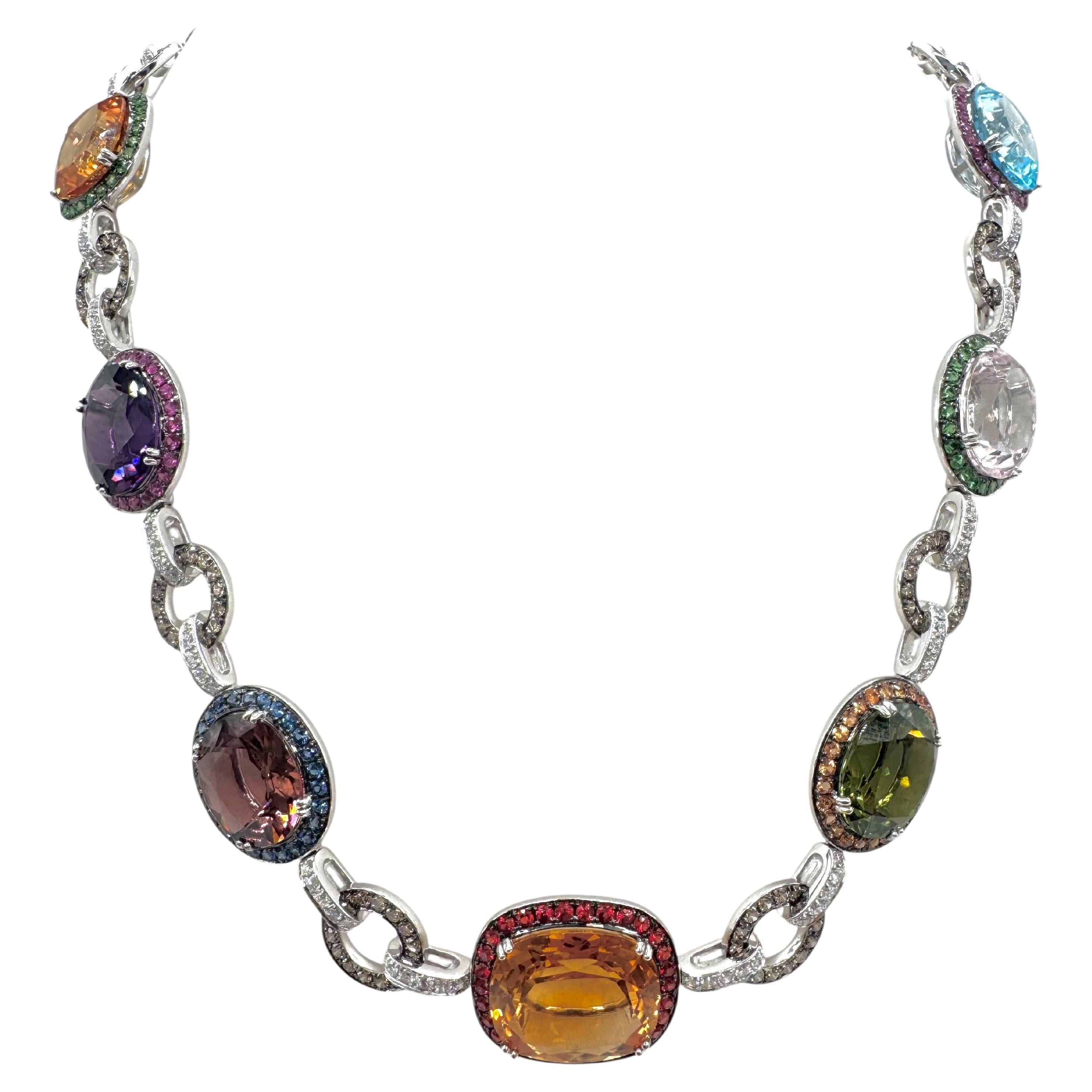 Collar de diamantes y multipiedras de oro blanco de 18 quilates