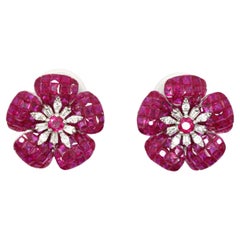 Pendientes Flor de Rubí de Oro Blanco de 18 K engastados con Diamantes y Misterios