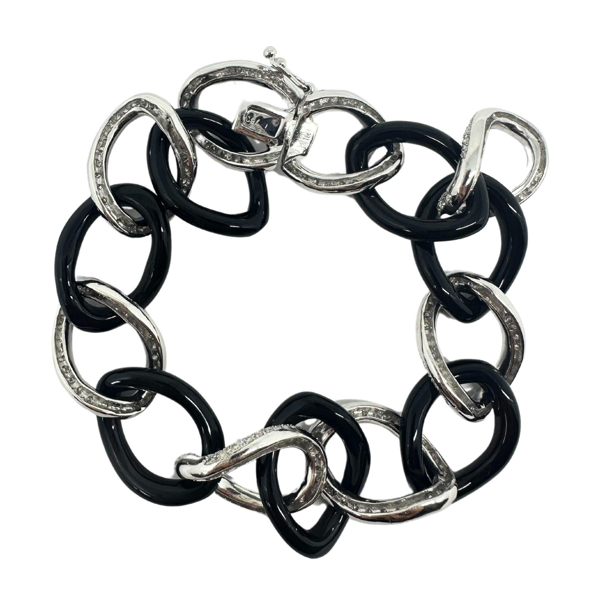 Bracelet à maillons en or blanc 18 carats, diamants et onyx
Condit : En bon état avec quelques légères usures de surface dues à l'âge.
Longueur : 8 pouces
Métal : Or blanc 18k
Poids : 22,28 grammes
Diamants : 2,65 carats
Onyx : 29,63 carats