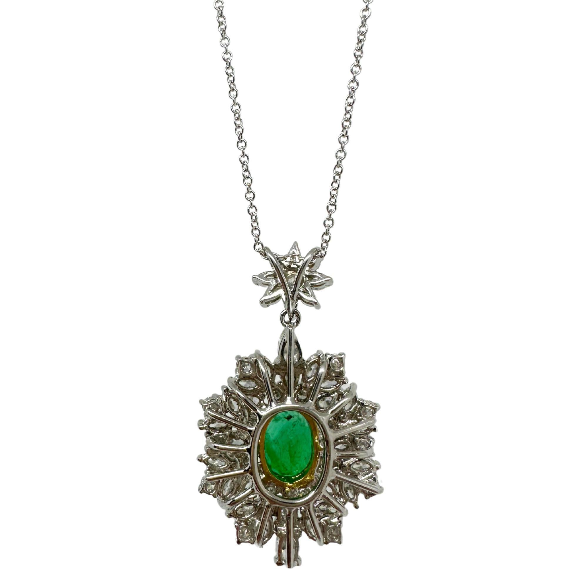 18K White Gold Diamond and Oval Cut Emerald Pendant Necklace In Good Condition For Sale In New York, NY