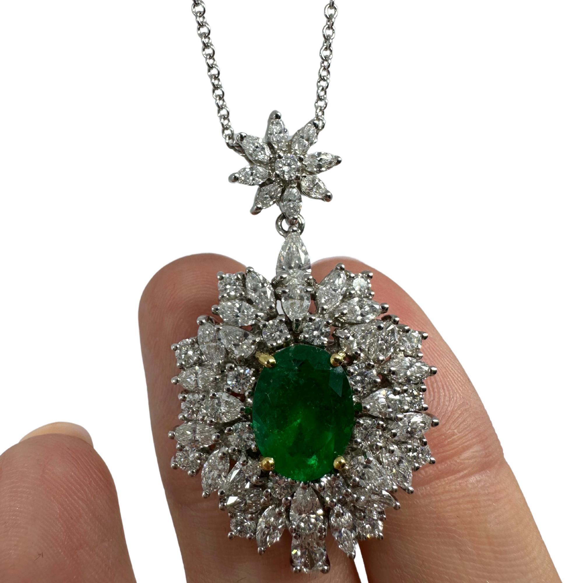 18K White Gold Diamond and Oval Cut Emerald Pendant Necklace For Sale 1
