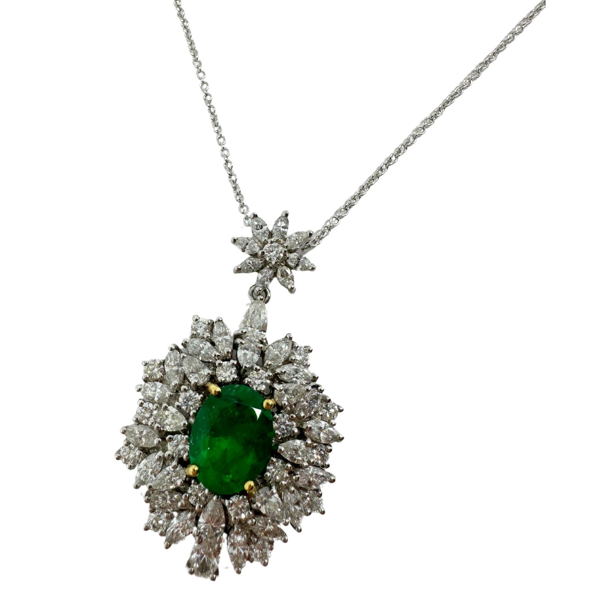 18K White Gold Diamond and Oval Cut Emerald Pendant Necklace For Sale 4