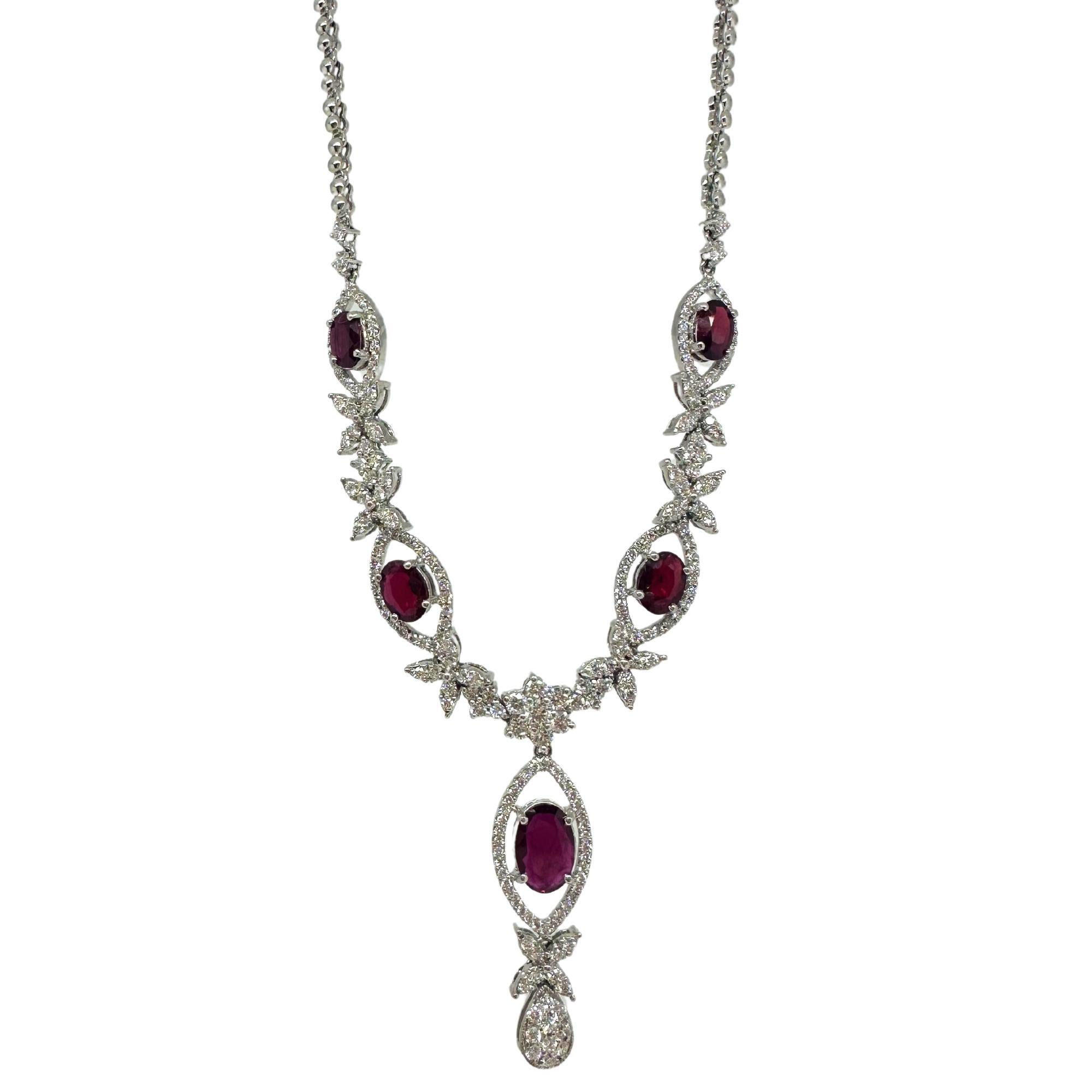 Taille ovale Collier en or blanc 18 carats, diamants et rubis ovale en vente