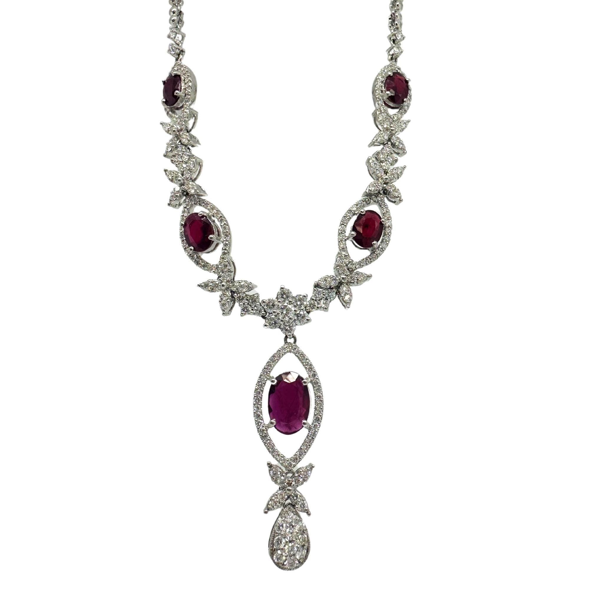 Collier en or blanc 18 carats, diamants et rubis ovale Bon état - En vente à New York, NY