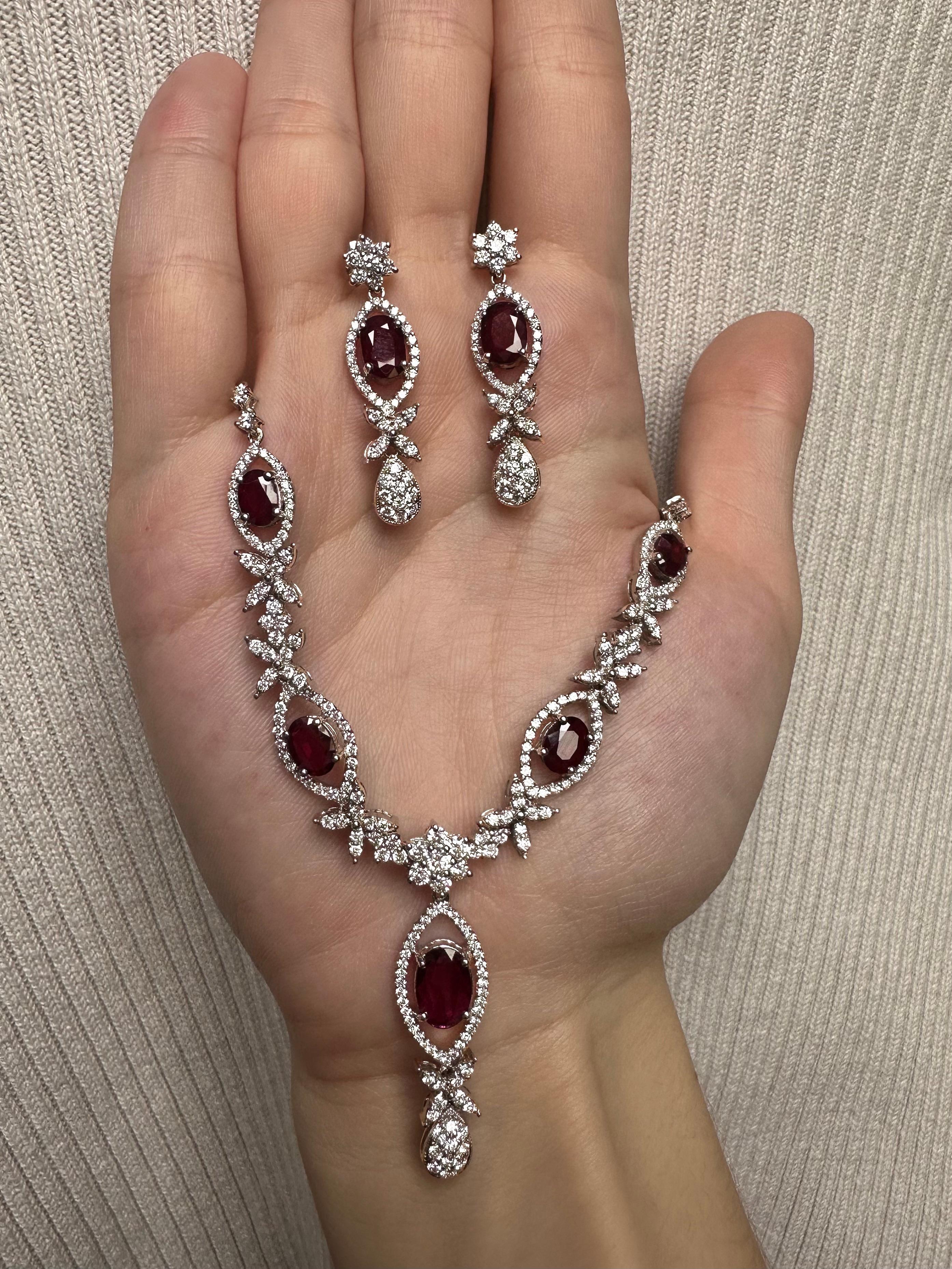 Collier en or blanc 18 carats, diamants et rubis ovale en vente 4