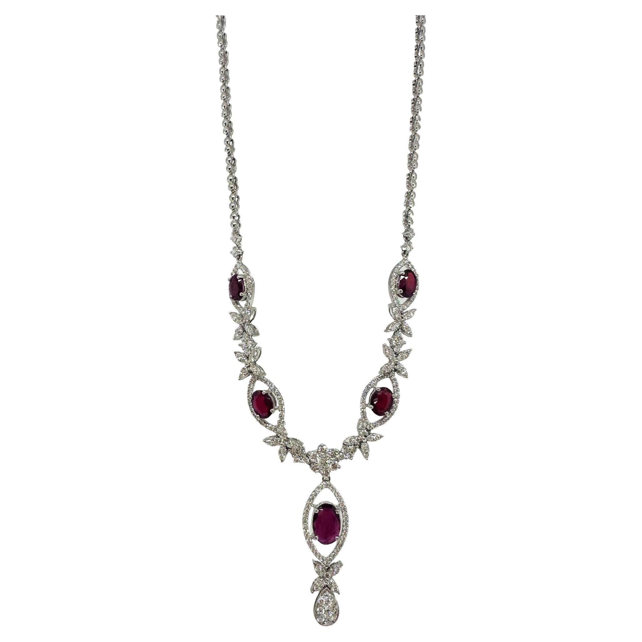 Collar de oro blanco de 18 quilates con diamantes y rubíes ovalados
