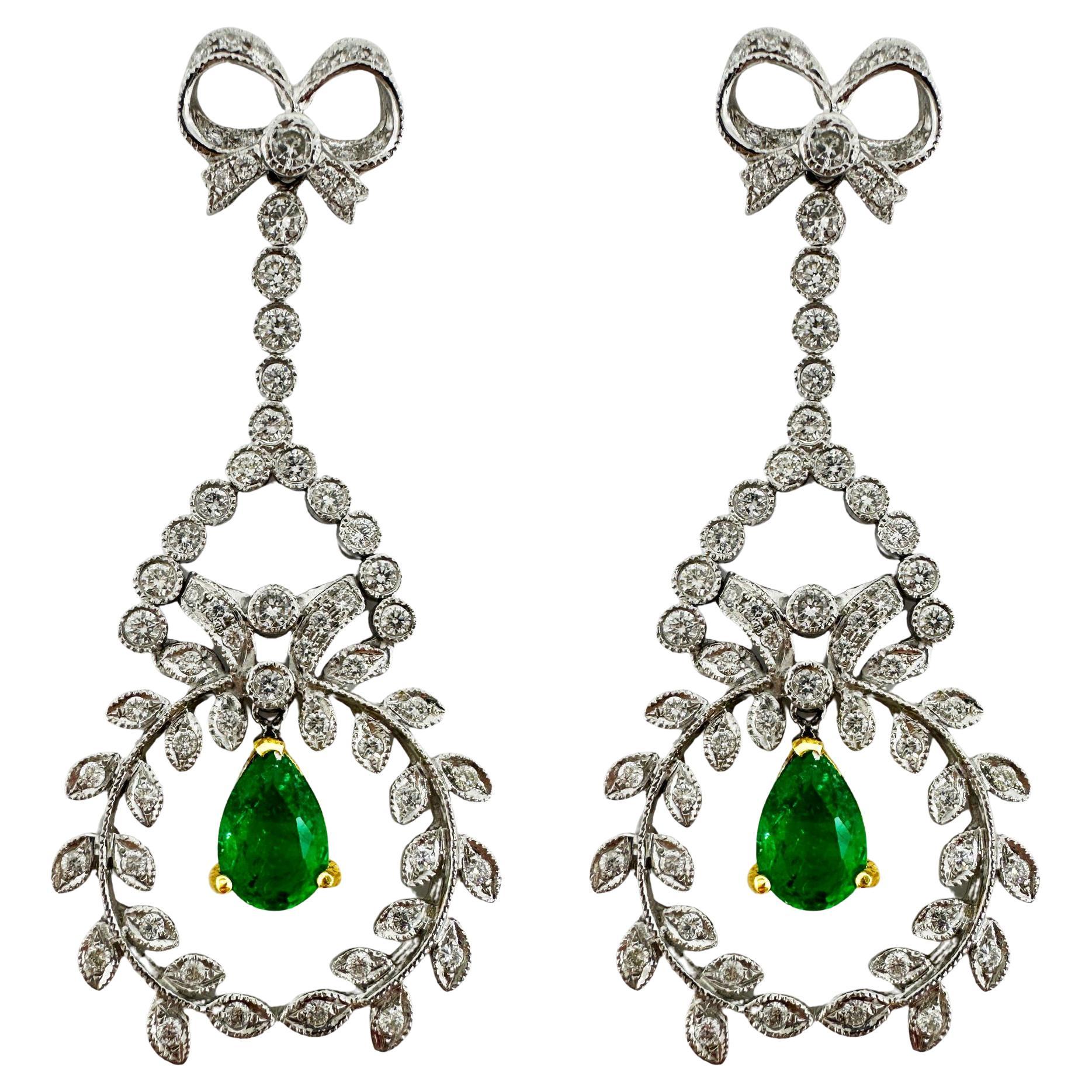 Pendientes de oro blanco de 18 quilates con diamantes y esmeralda talla pera
