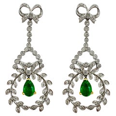 Pendientes de oro blanco de 18 quilates con diamantes y esmeralda talla pera