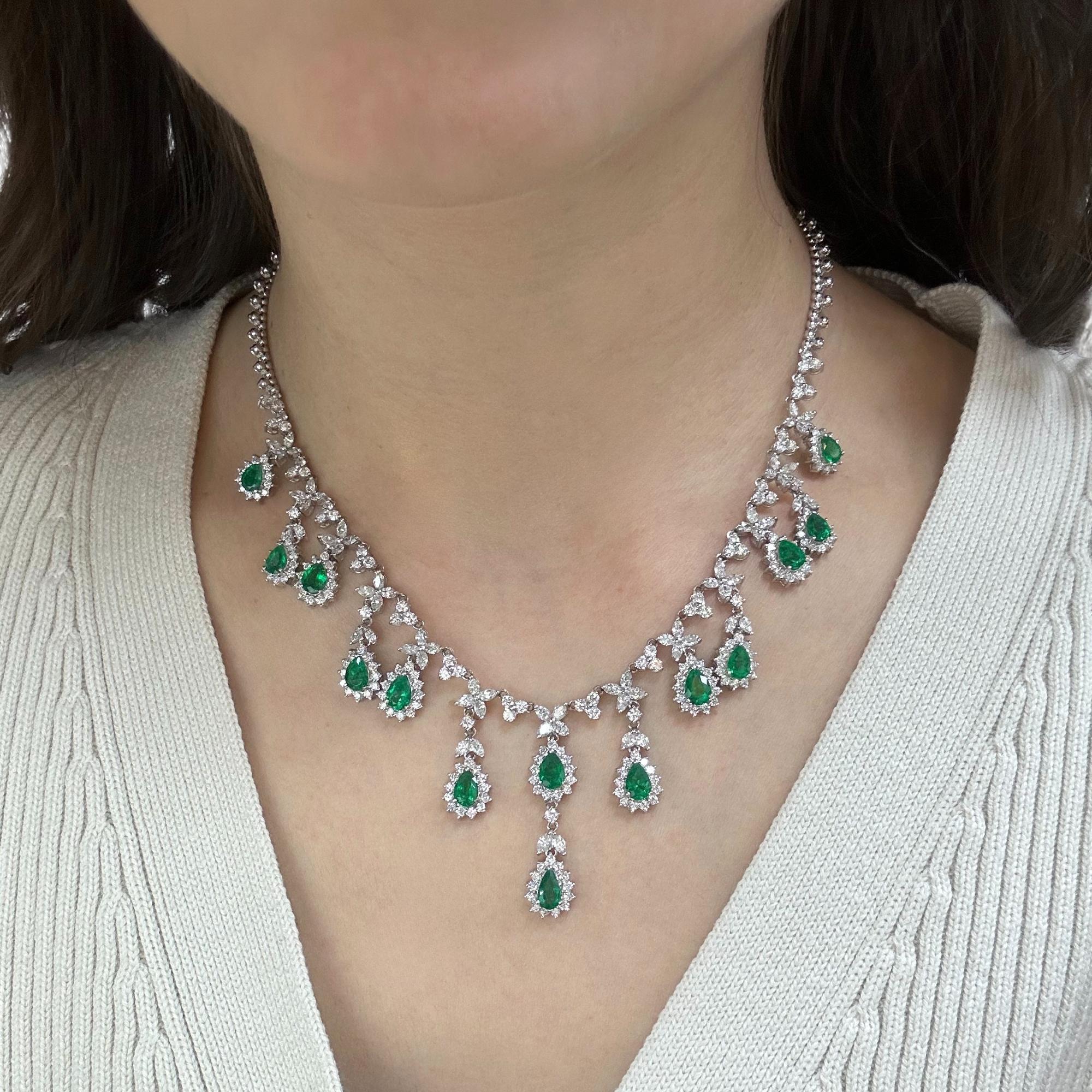 Taille poire Collier en or blanc 18K serti de diamants et d'émeraudes taille poire en vente