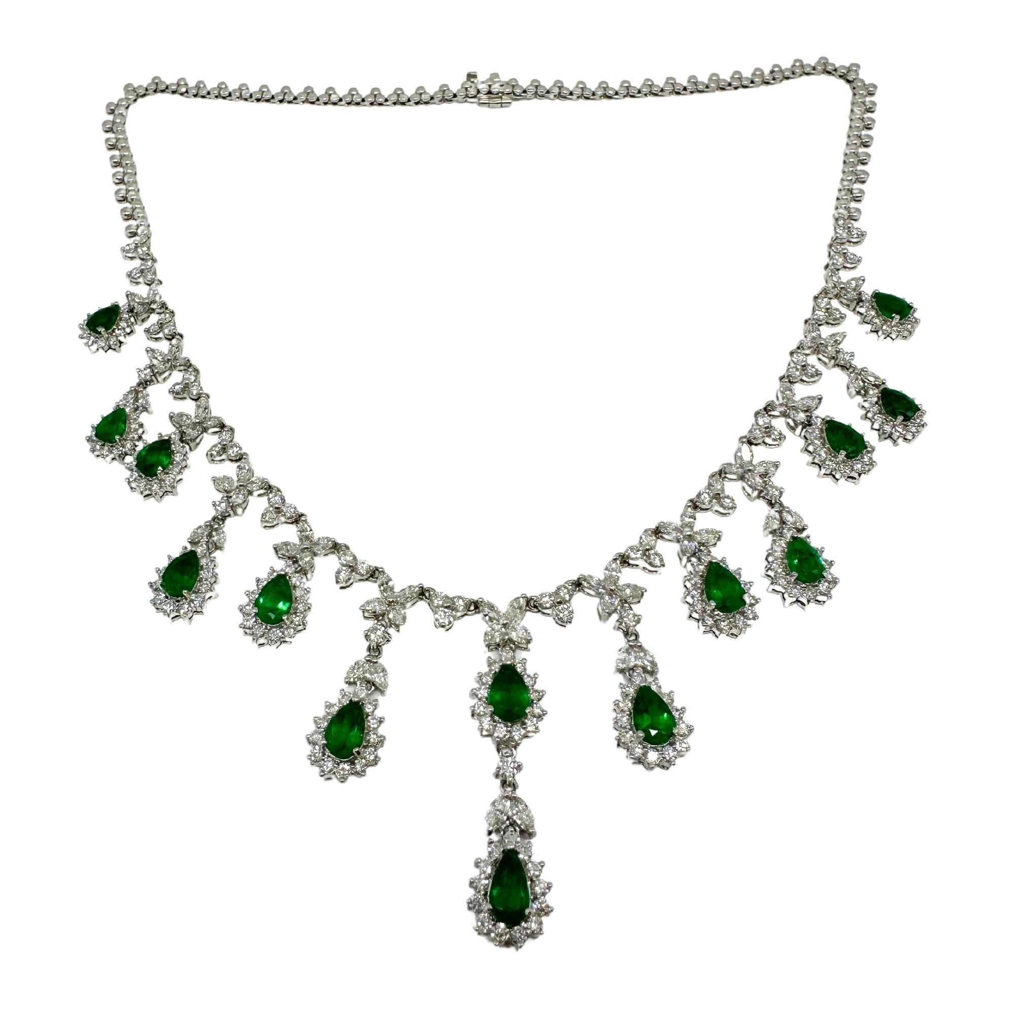 Collier en or blanc 18K serti de diamants et d'émeraudes taille poire Bon état - En vente à New York, NY