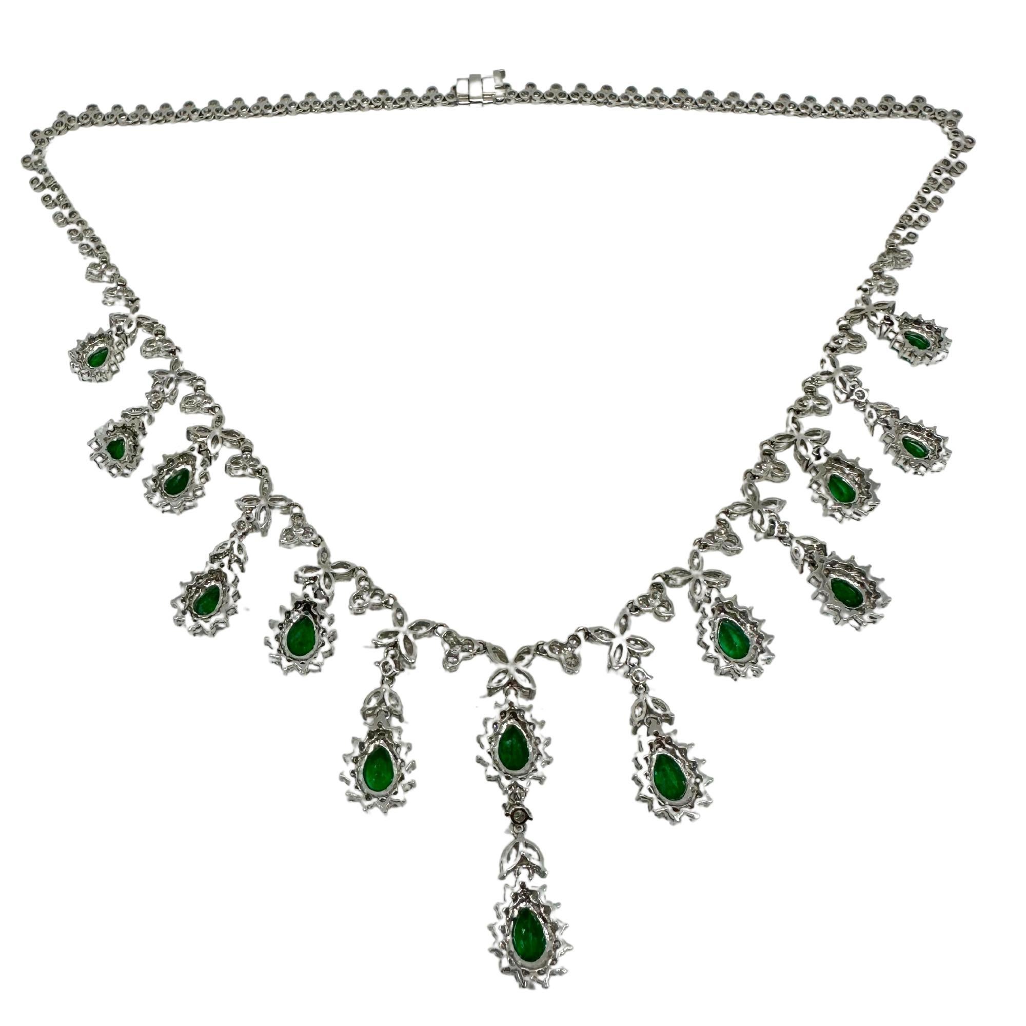 Collier en or blanc 18K serti de diamants et d'émeraudes taille poire Pour femmes en vente