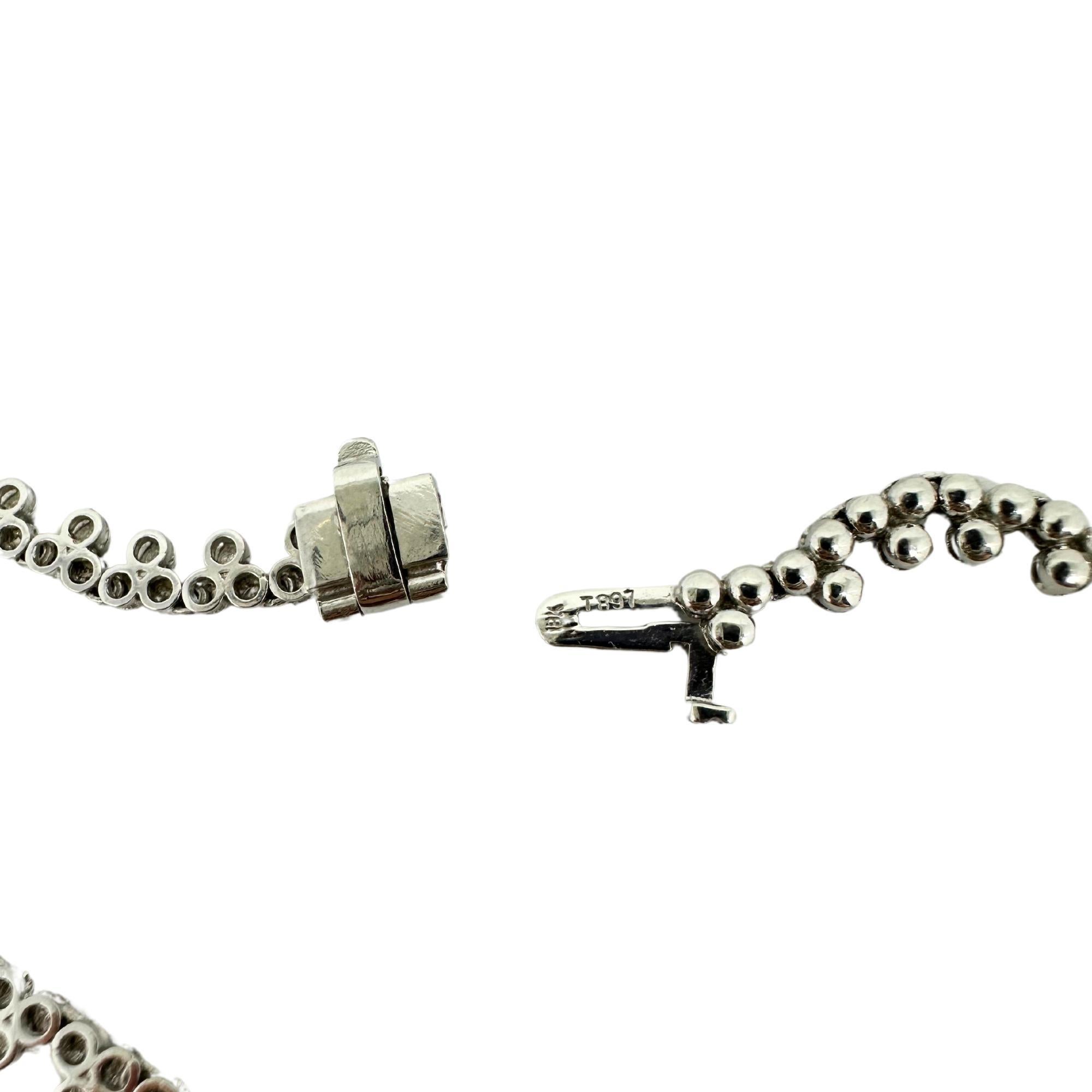 Collier en or blanc 18K serti de diamants et d'émeraudes taille poire en vente 1