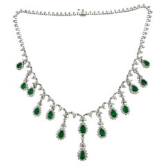 Collar de diamantes y esmeraldas talla pera en oro blanco de 18 quilates