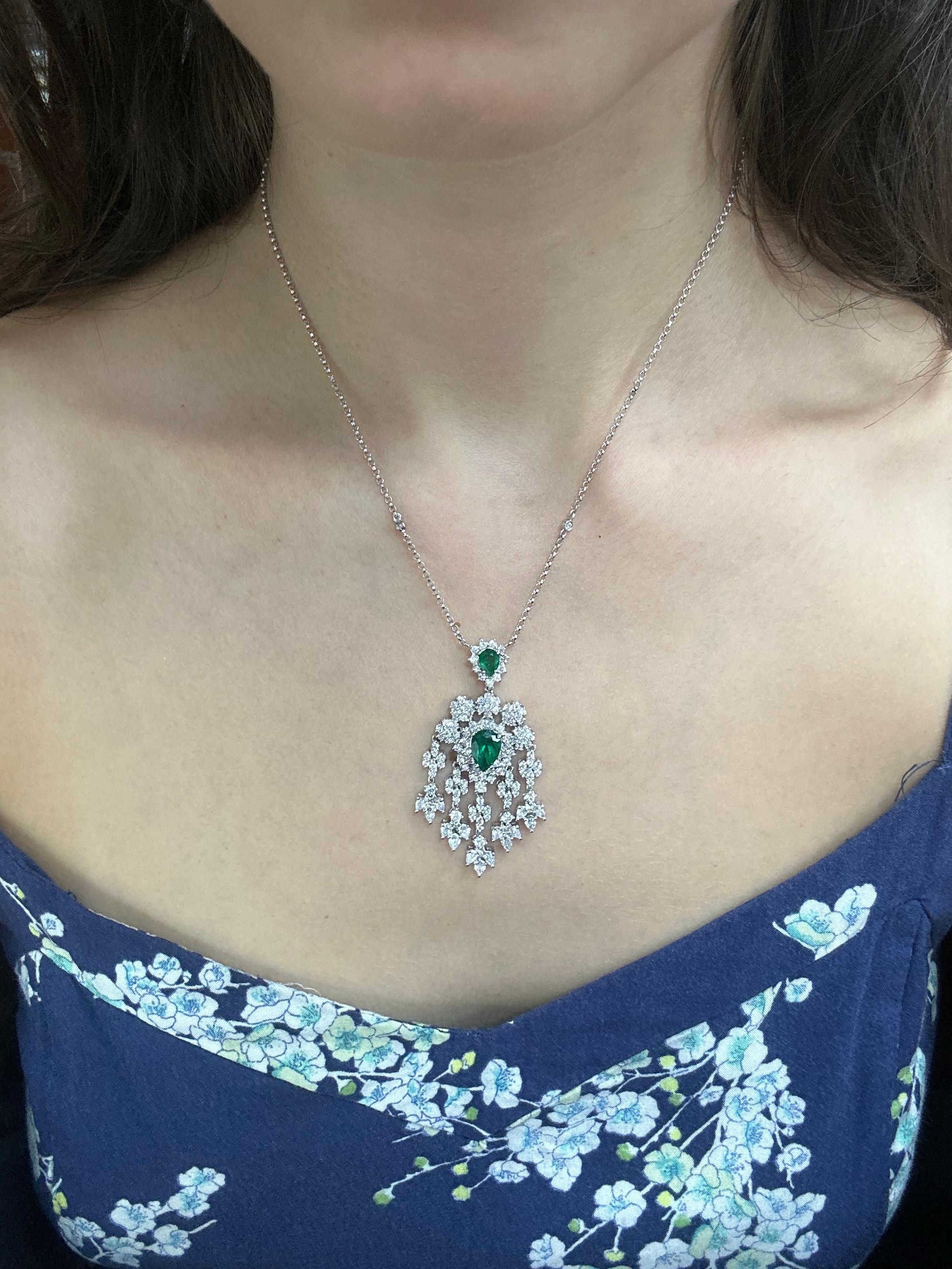 18K Weißgold Diamant- und Smaragdanhänger mit Birnenschliff
Zustand: In gutem Zustand mit leichten altersbedingten Oberflächenabnutzungen.
Abmessungen: 15,5 Zoll lange Kette, 2 Zoll lange Anhänger x .90 Zoll breit. 
Metall: 18K