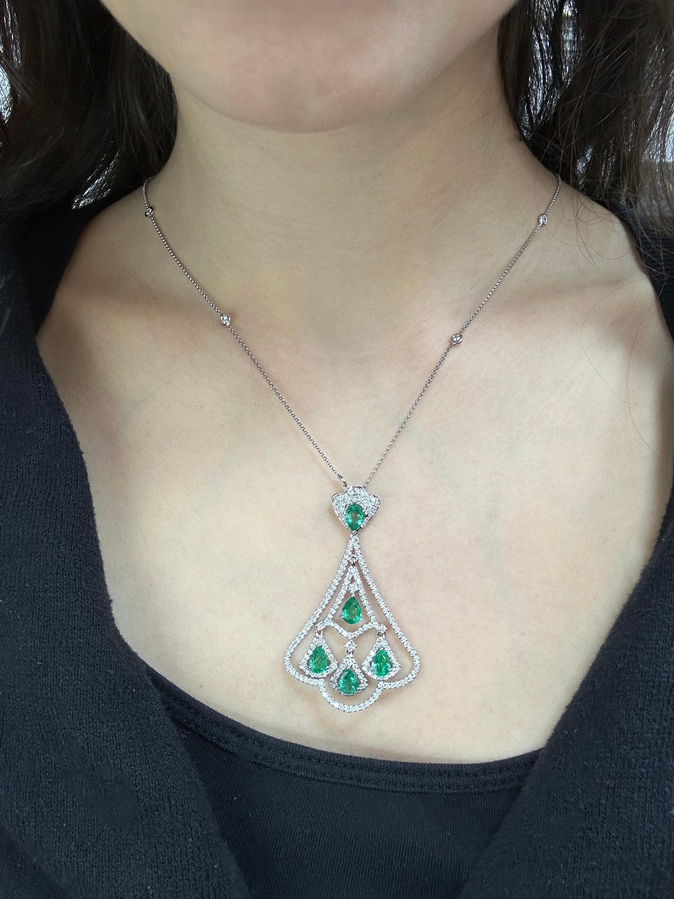 18K Weißgold Diamant- und Smaragdanhänger mit Birnenschliff (Tropfenschliff) im Angebot