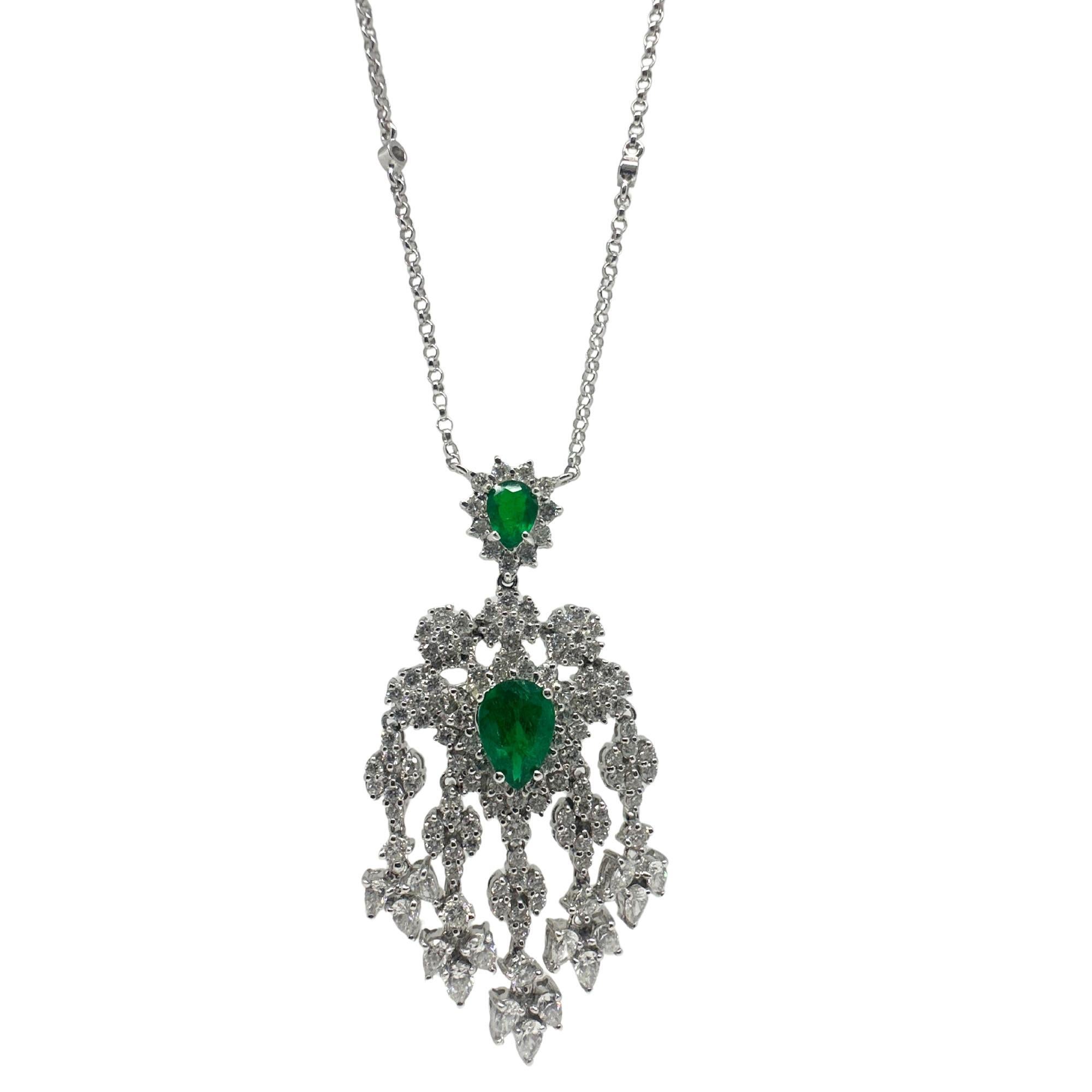 18K Weißgold Diamant- und Smaragdanhänger mit Birnenschliff (Tropfenschliff) im Angebot