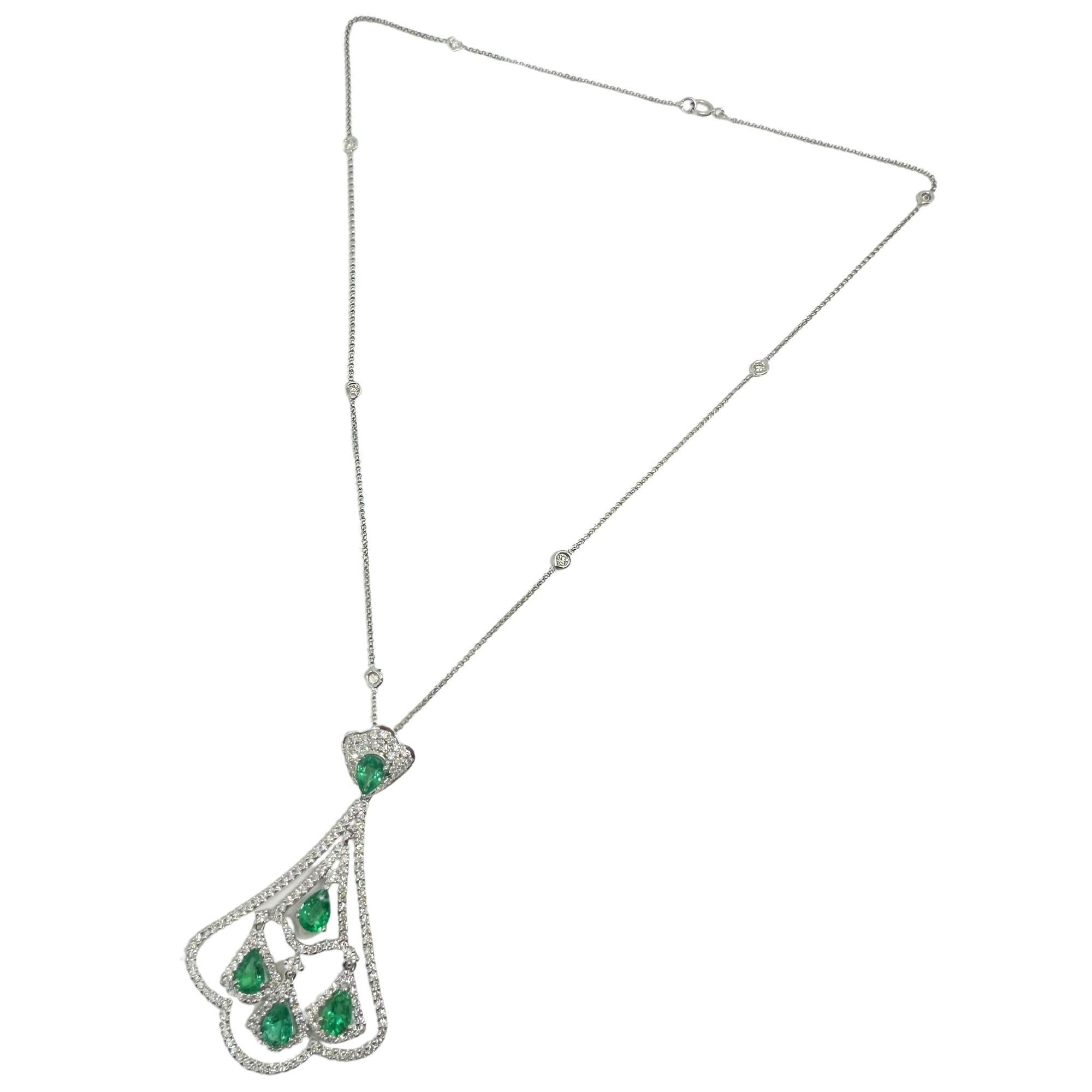 18K Weißgold Diamant- und Smaragdanhänger mit Birnenschliff Damen im Angebot